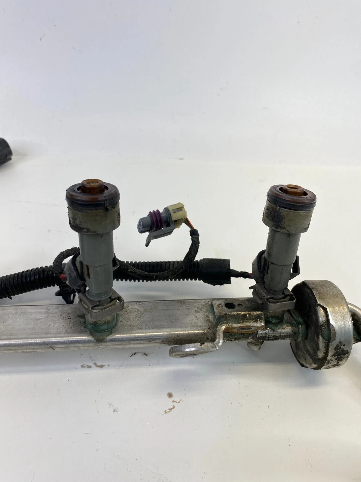 2006-2008 PONTIAC G6 2.4L FWD ENGINE FUEL INJECTOR INJECTION RAIL AN1970200040