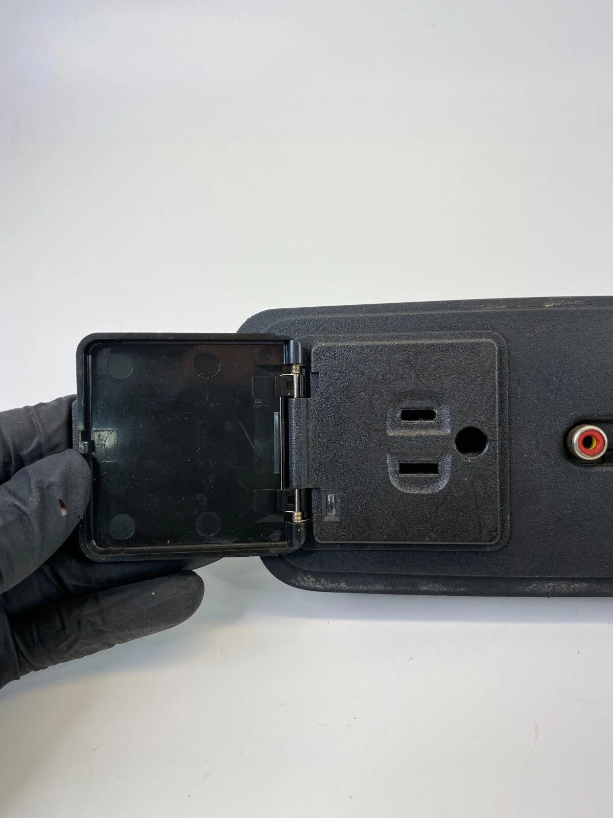 09 10 CHEVROLET TRAVERSE REAR CONSOLE AUDIO VIDEO IMPUT PLUG POWER POWER PORT