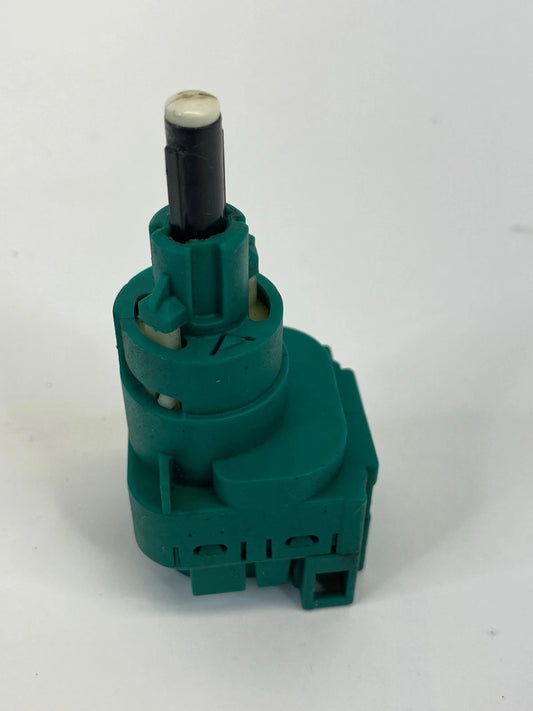 1998-2001 VOLKSWAGEN NEW BEETLE BRAKE LIGHT STOP SWITCH 1C0945511A OEM