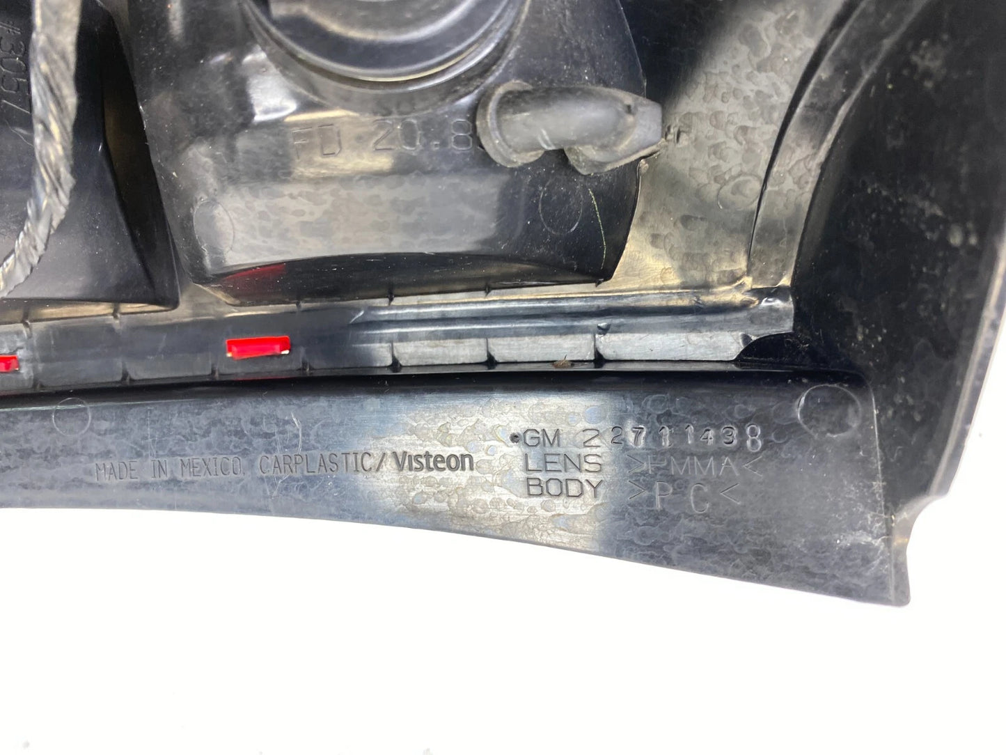 02-07 SATURN VUE REAR RIGHT PASSENGER TAIL LIGHT TAILLIGHT TAILLAMP 22711438 OEM