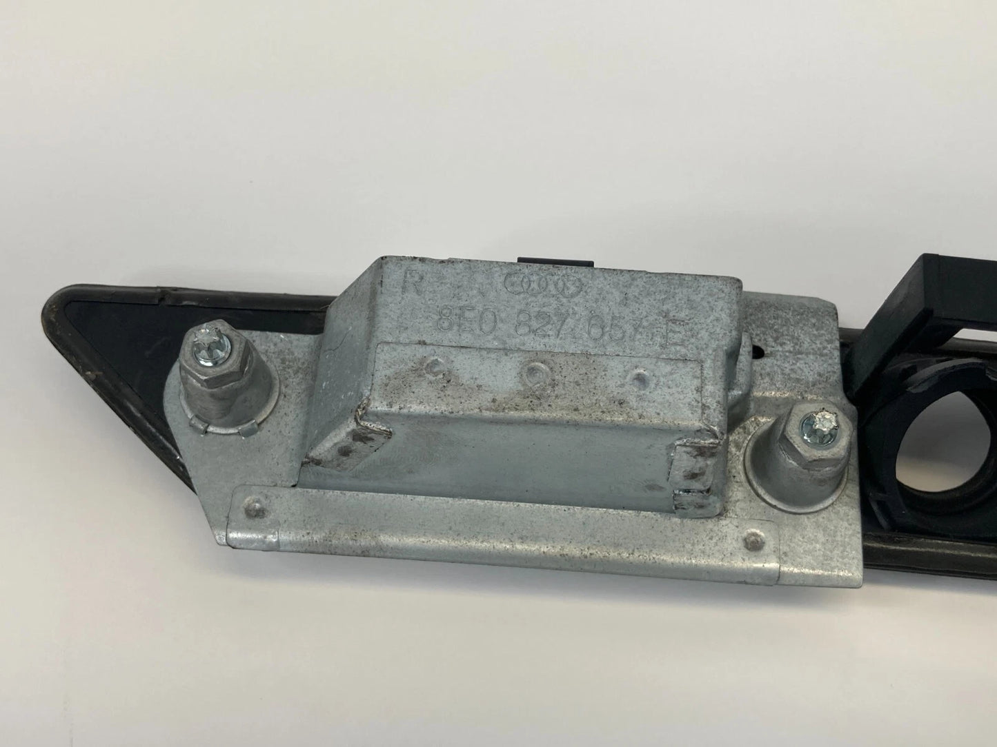 04-11 AUDI A4 A6 QUATTRO RR TRUNK LICENSE LIGHT LAMP BEZEL MOLDING 8E0807430 OEM