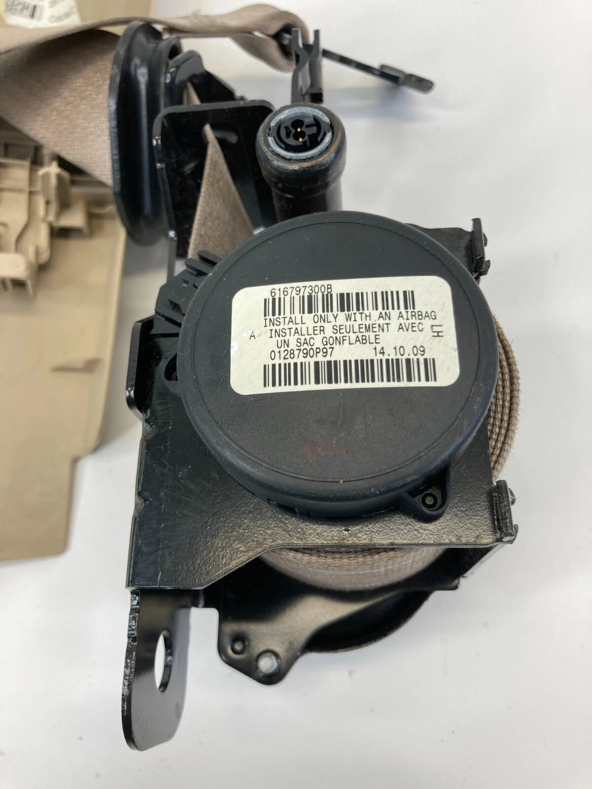 2010 BUICK ENCLAVE FRONT LEFT DRIVER SEAT BELT RETRACTOR ASSEMBLY 15903263 OEM