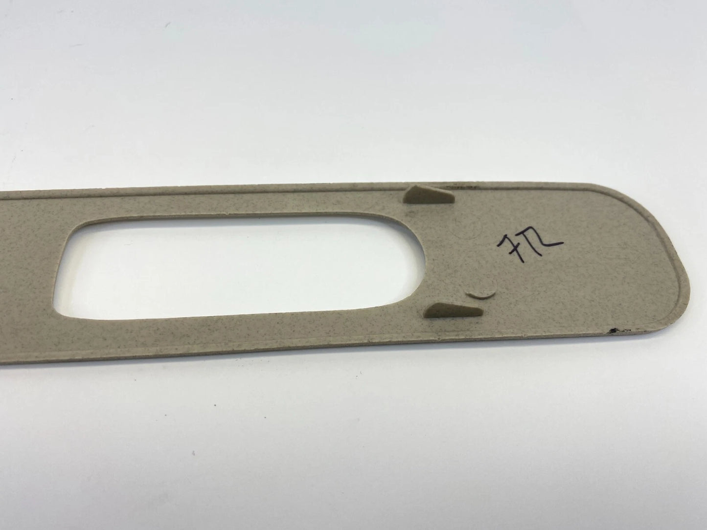 06 07 SATURN VUE FRONT RIGHT SIDE B-PILLAR SEAT BELT ADJUTER TRIM COVER 10396936