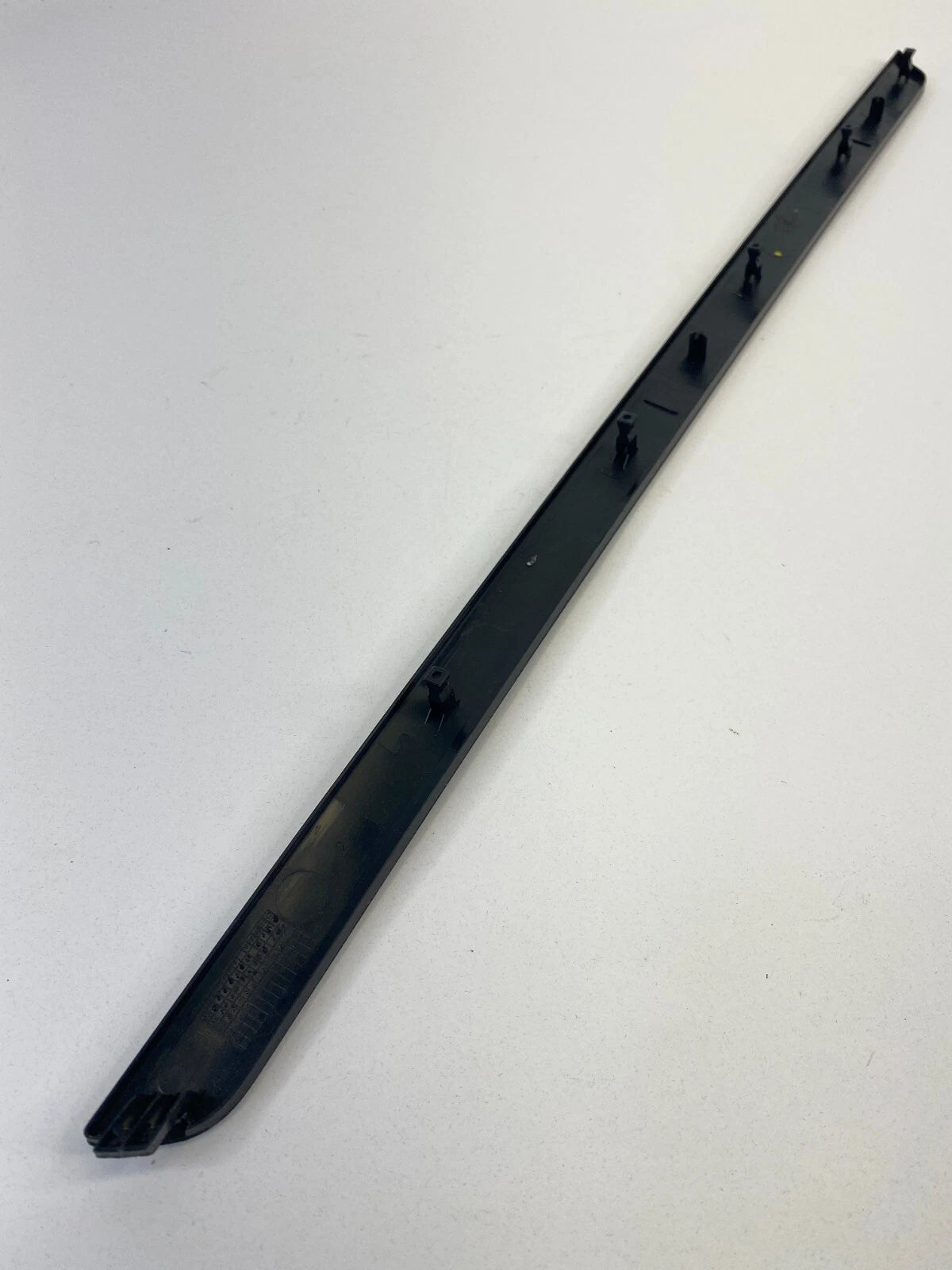 2005-2009 VOLKSWAGEN JETTA FRONT RIGHT PASSENGER DOOR TRIM MOLDING 1K4-867-440