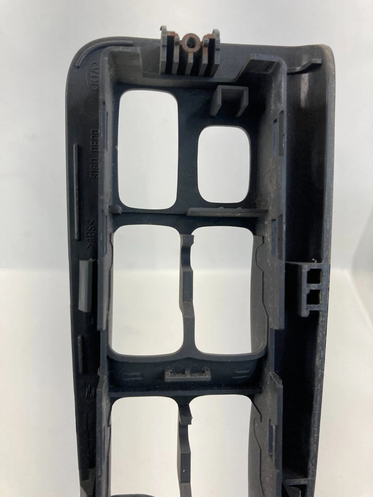 2002-2006 KIA SPECTRA SEDAN 4-DR FRON LEFT DOOR WINDOW SWITCH BEZEL 612W21430
