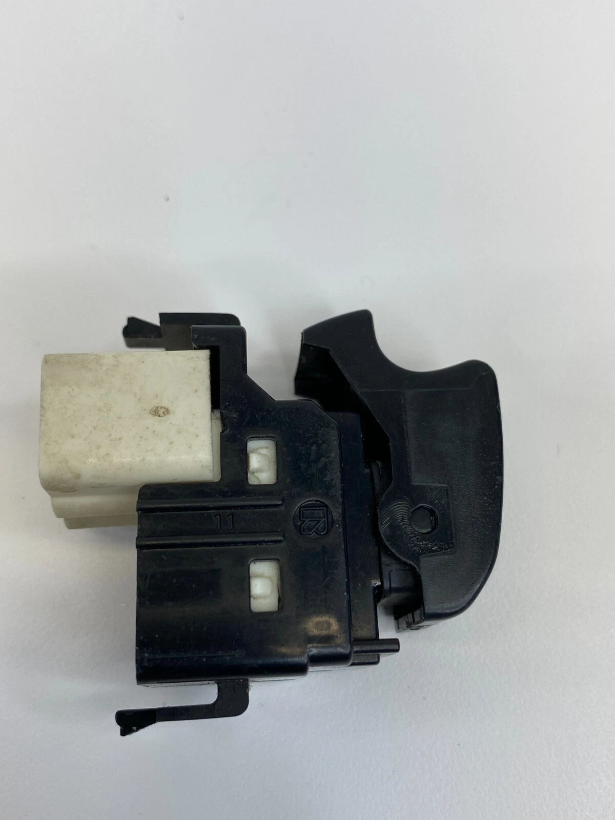2003-2008 TOYOTA COROLLA 4-DR FRONT RIGHT PASSENGER DOOR WINDOW BUTTON SWITCH