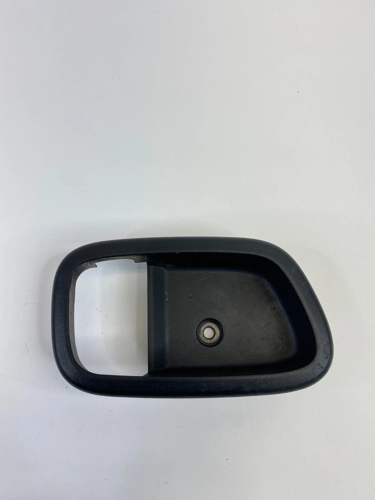 06-11 HYUNDAI ACCENT FRONT RIGHT INNER DOOR HANDLE COVER BEZEL TRIM 82621-1E001