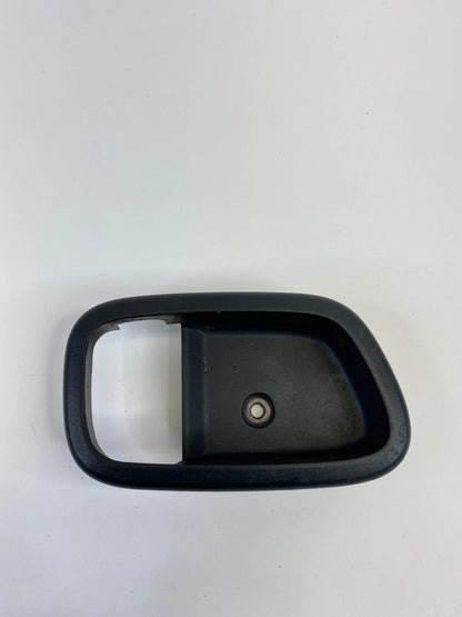 06-11 HYUNDAI ACCENT FRONT RIGHT INNER DOOR HANDLE COVER BEZEL TRIM 82621-1E001