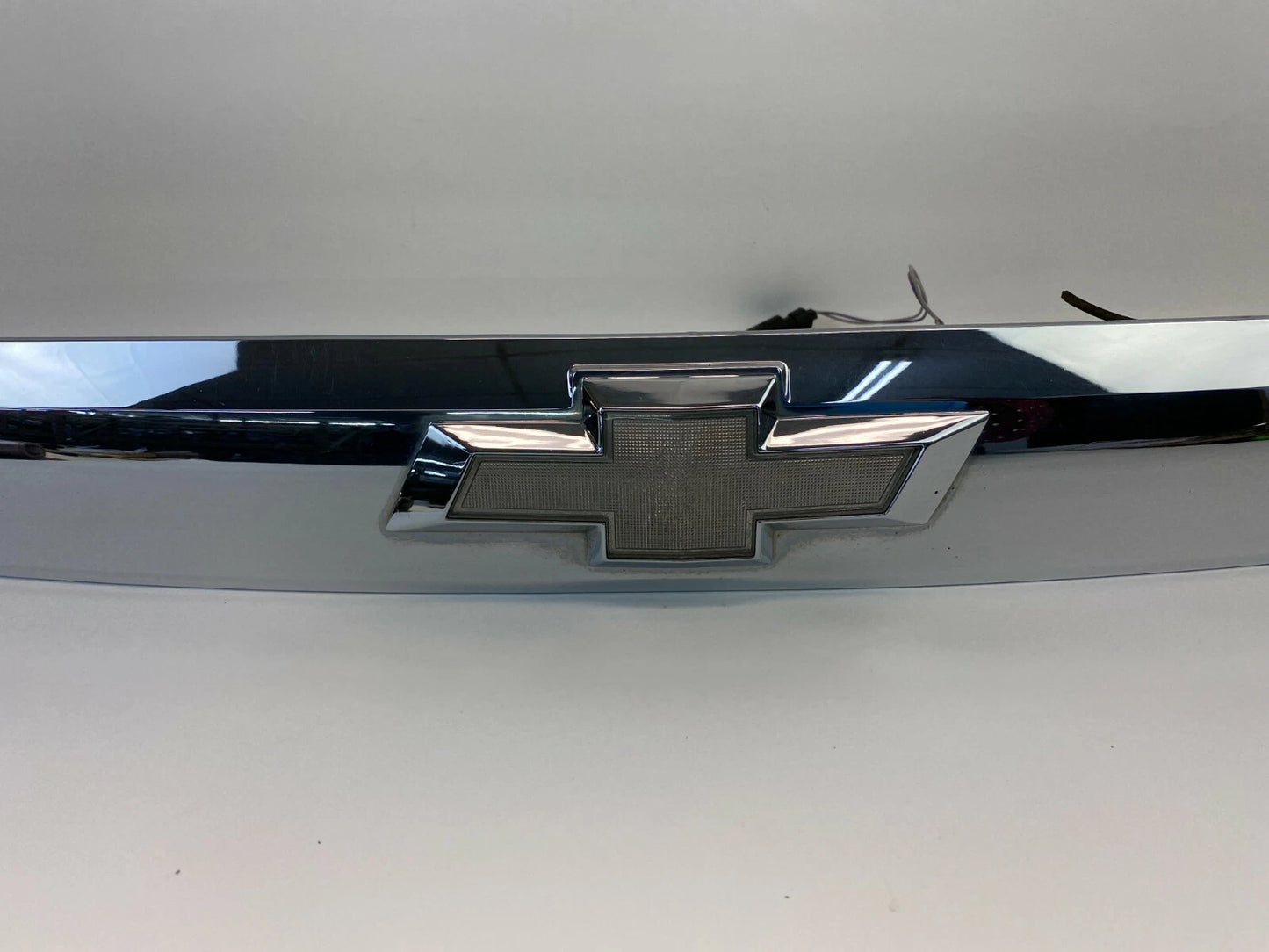 10-15 CHEVROLET EQUINOX DECK LID CENTER LIFTGATE APPLIQUE MOLDING 20881055 OEM