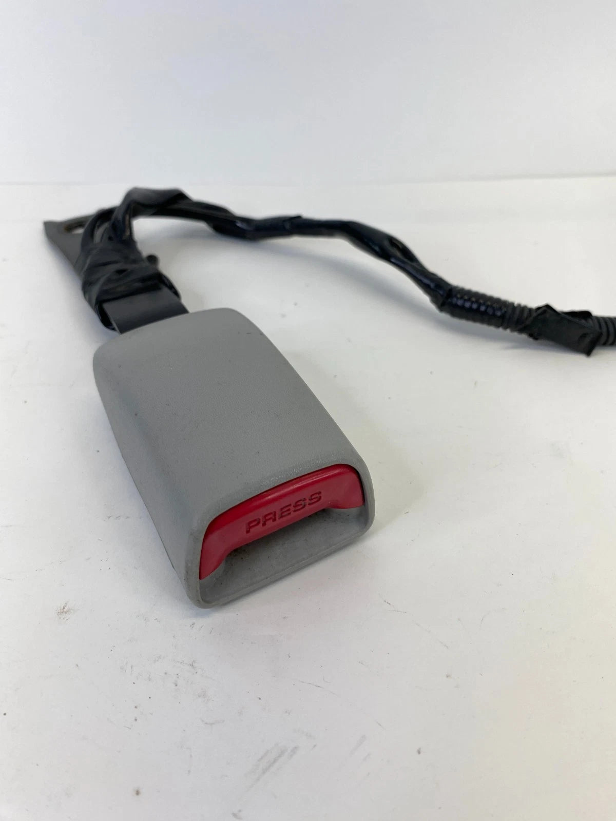 2004-2009 LEXUS RX330 RX350 FRONT RIGHT SIDE SEAT BELT BUCKLE GRAY E067902 OEM