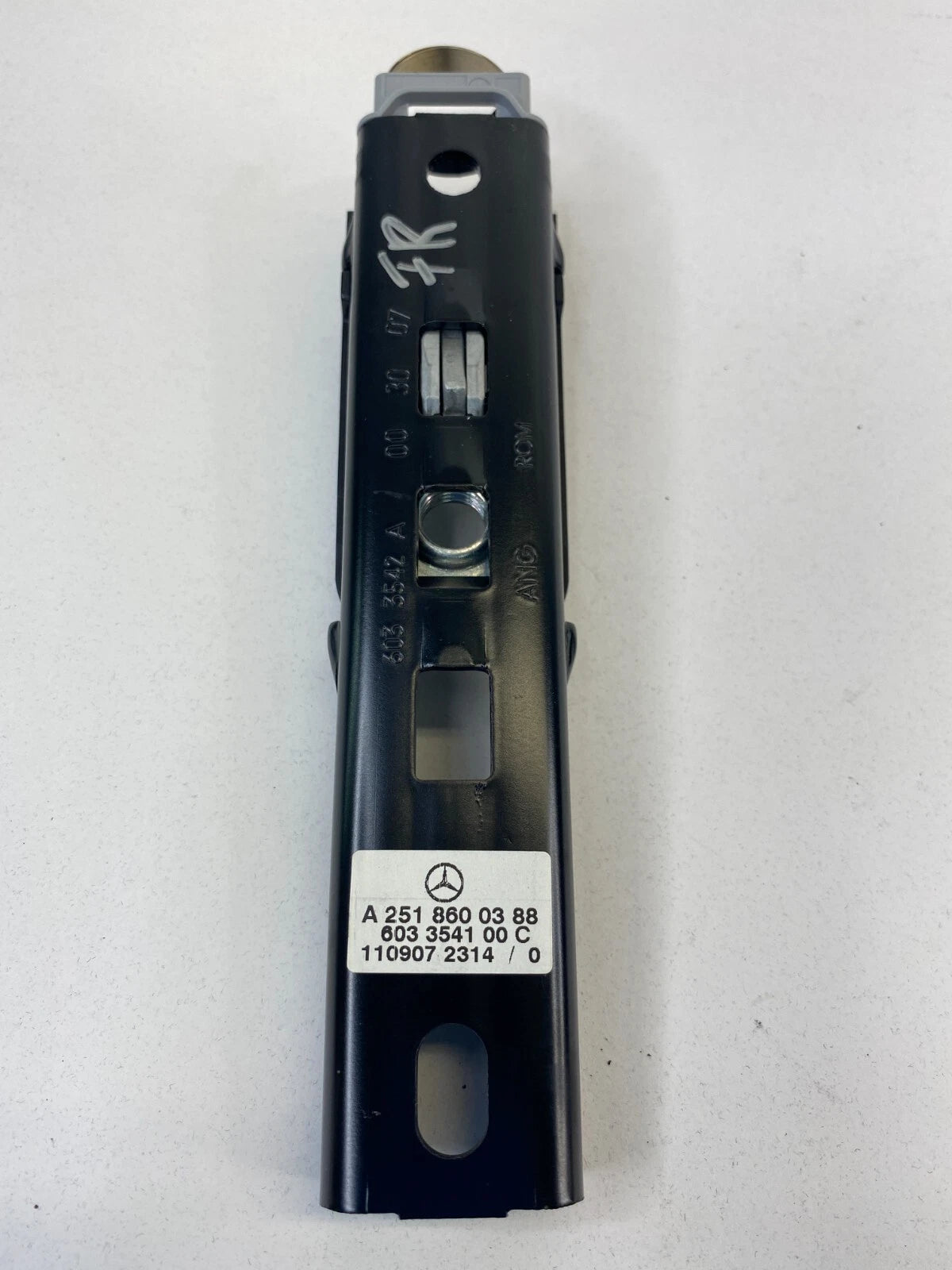 2006-2012 MERCEDES-BENZ R350 FRONT RIGHT SEAT BELT HEIGHT ADJUSTER 2518600388