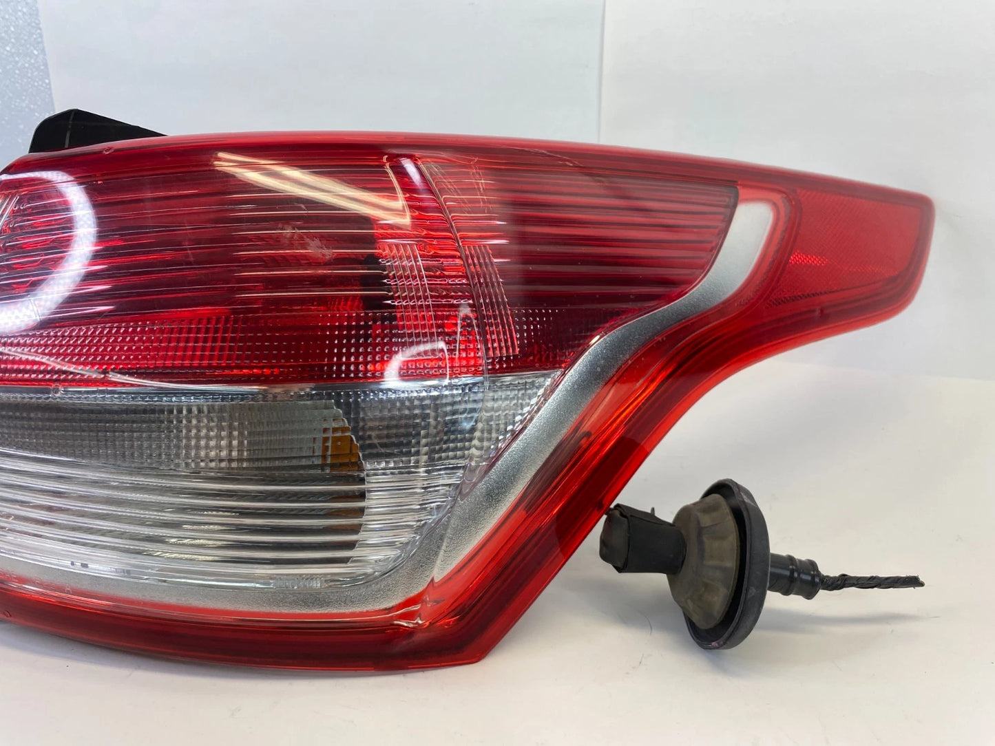 2013-2016 FORD ESCAPE RIGHT REAR OUTER TAILLIGHT LAMP ASSY CJ54-13404-A OEM