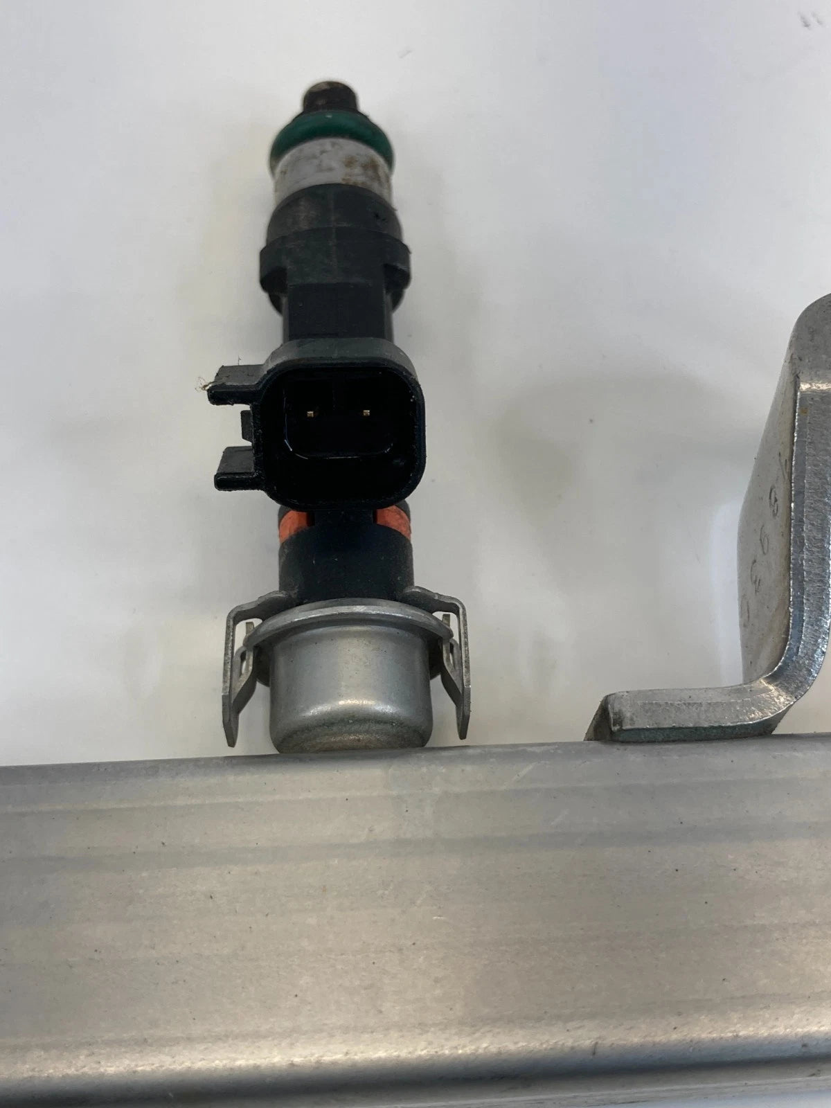 13-18 FORD C-MAX 2.0L L4 AT FUEL INJECTION RAIL W/ INJECTORS 4M5G-9D280-DB OEM