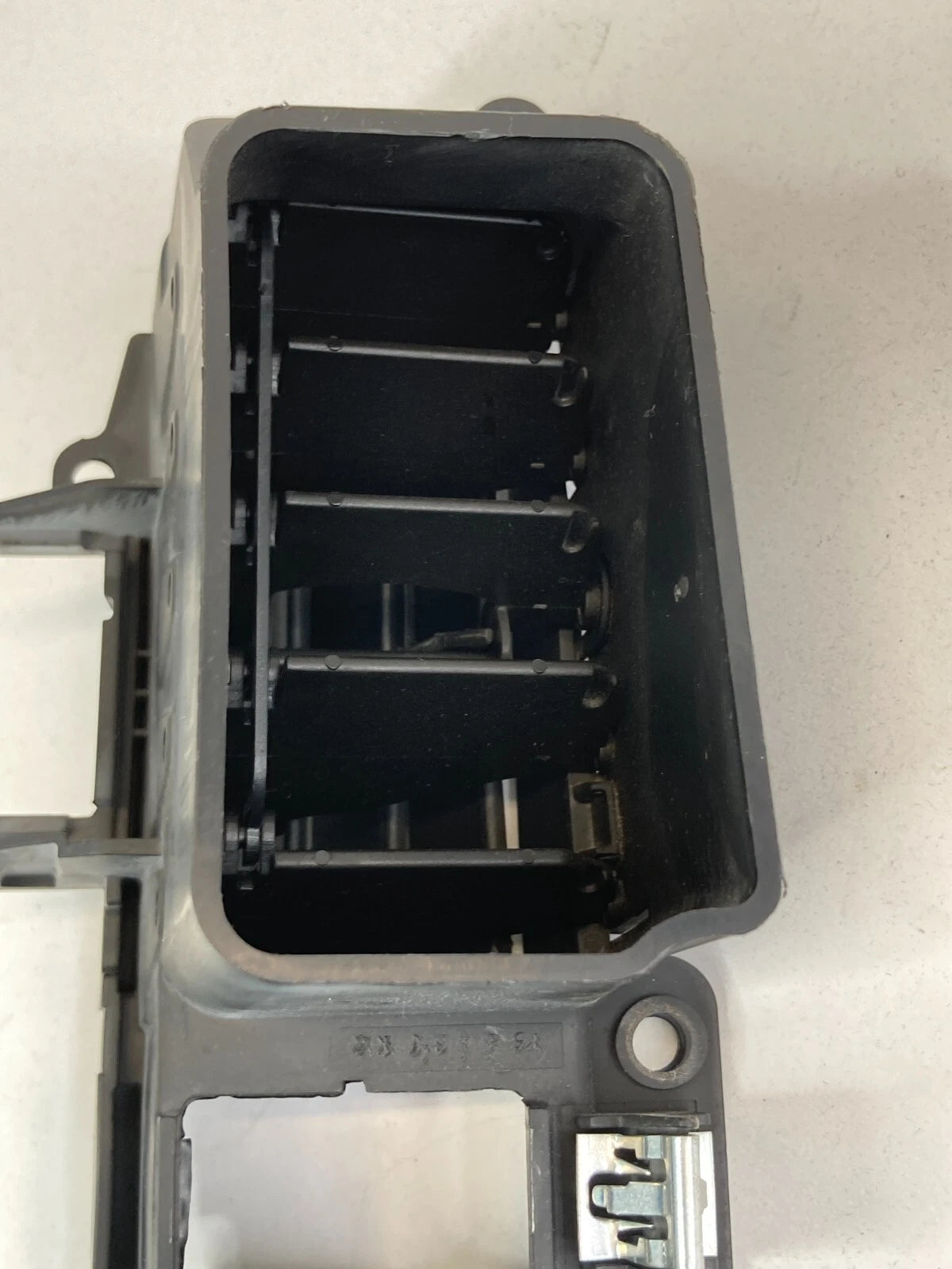2006 Pontiac Torrent Center Dash Dashboard A/C Air Vent Grille Outlet 15848401