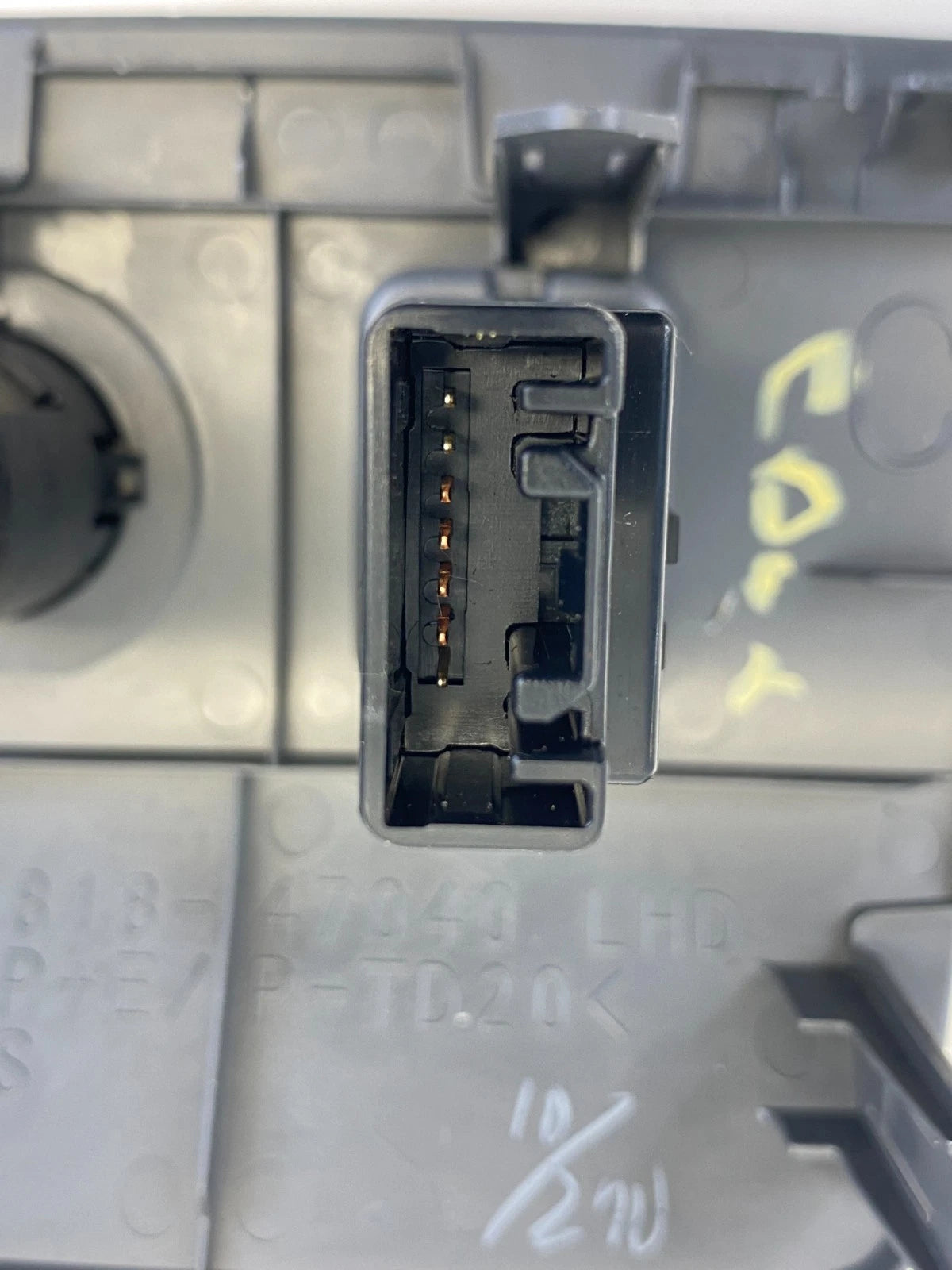 10-11 TOYOTA PRIUS CENTER CONSOLE PANEL WITH POWER OUTLET OEM FACTORY 5881847040