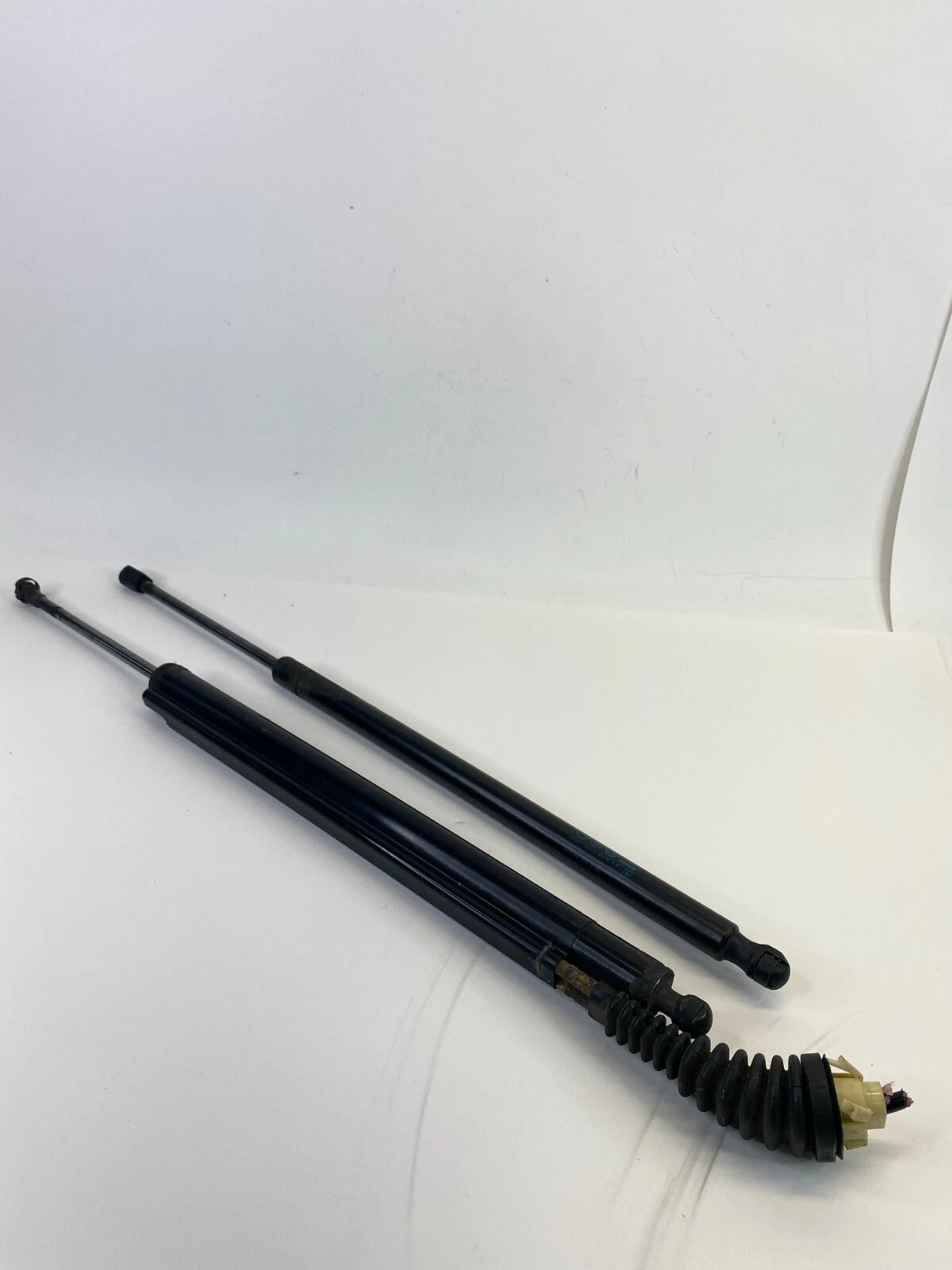 10-16 CADILLAC SRX TAILGATE LIFTGATE ACTUATOR LIFT STRUT CYLINDER PAIR 20928645