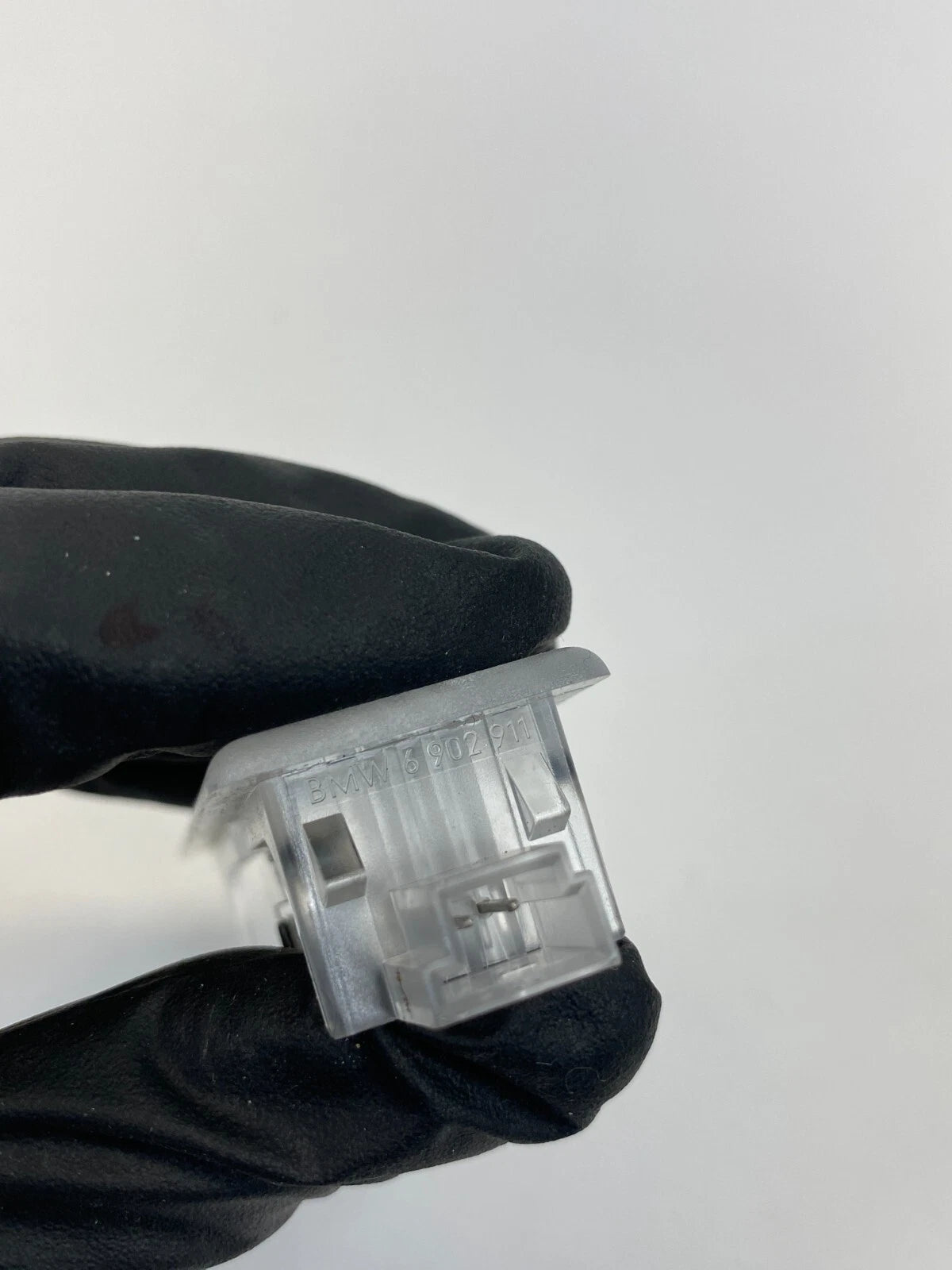 2002 2003 2004 2005 BMW 745I 745LI DASH GLOVE BOX LIGHT COMPARTMENT LAMP 6902911