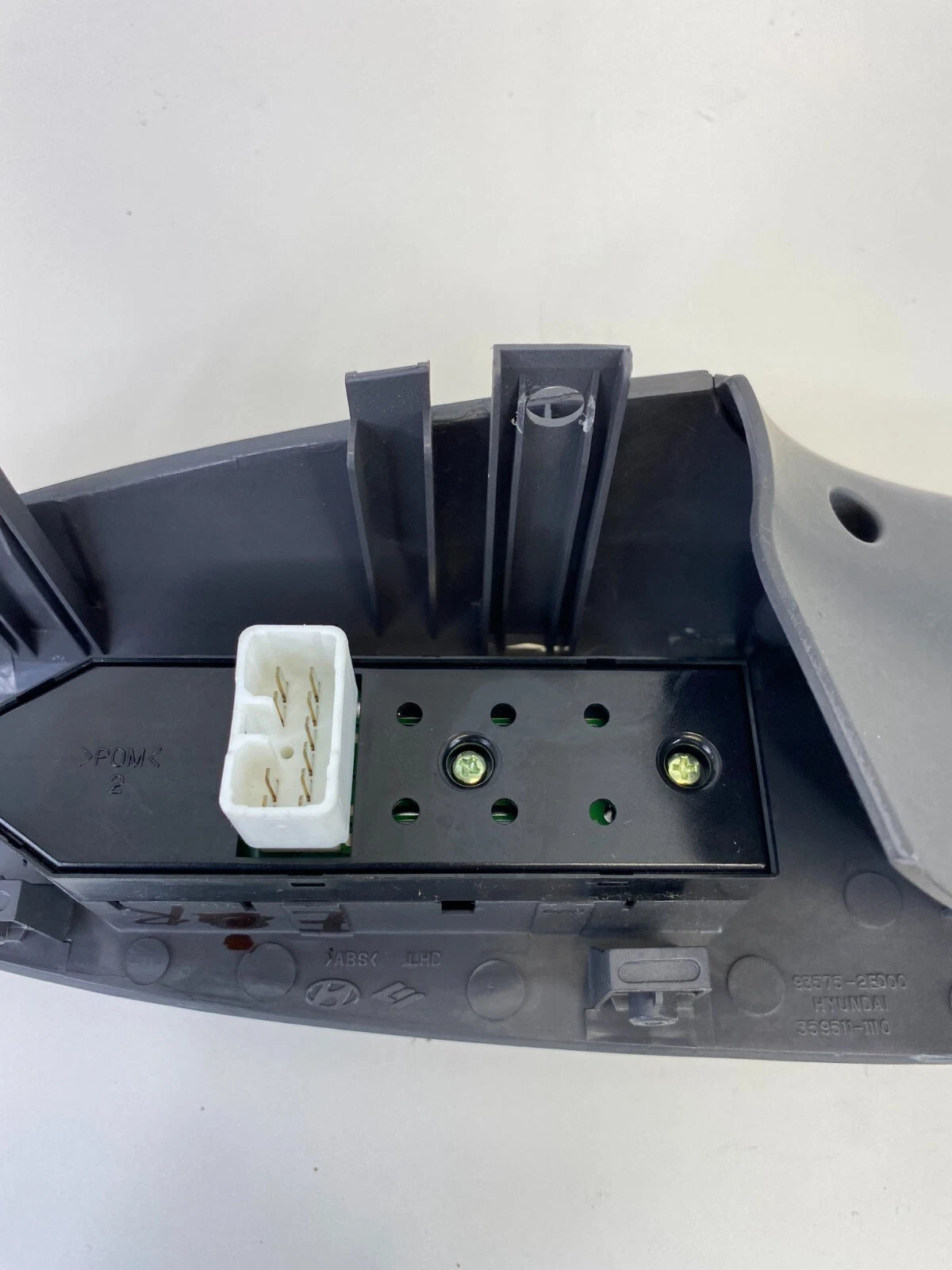06-09 HYUNDAI TUCSON FR RH PASSENGER WINDOW DOOR SWITCH W/ BEZEL 93575-2E000 OEM