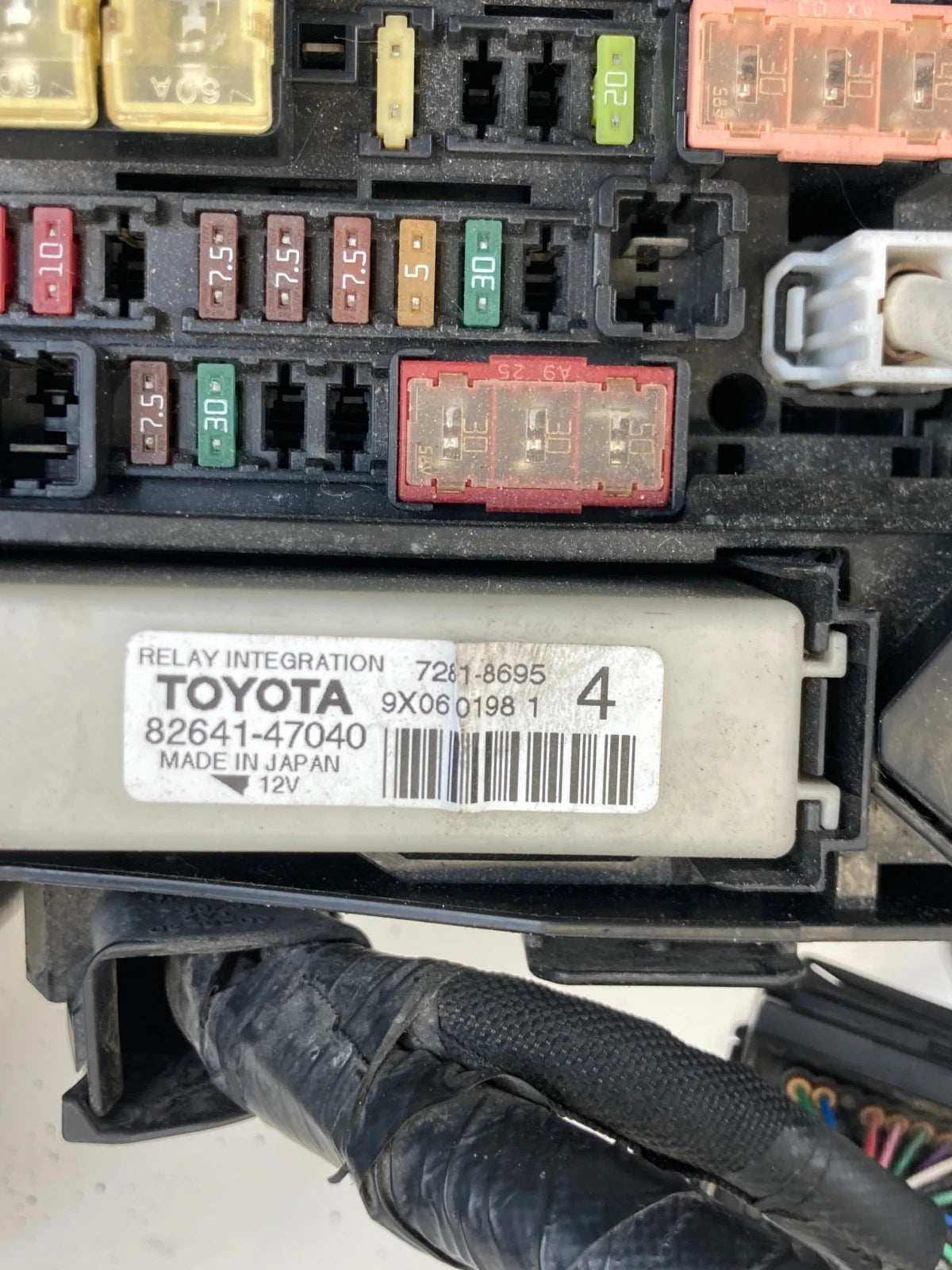 2010 2011 TOYOTA PRIUS 1.8L A/T ENGINE COMPARTMENT FUSE RELAY BOX ASSEMBLY OEM