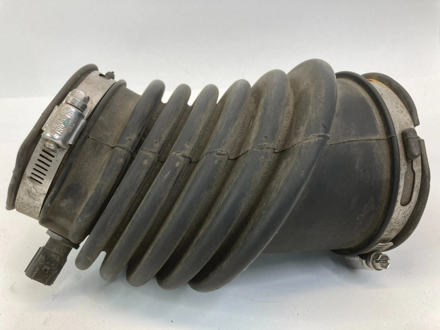 01-07 CHRYSLER TOWN & COUNTRY 3.8L AIR INTAKE CLEANER HOSE DUCT TUBE 04861414AA