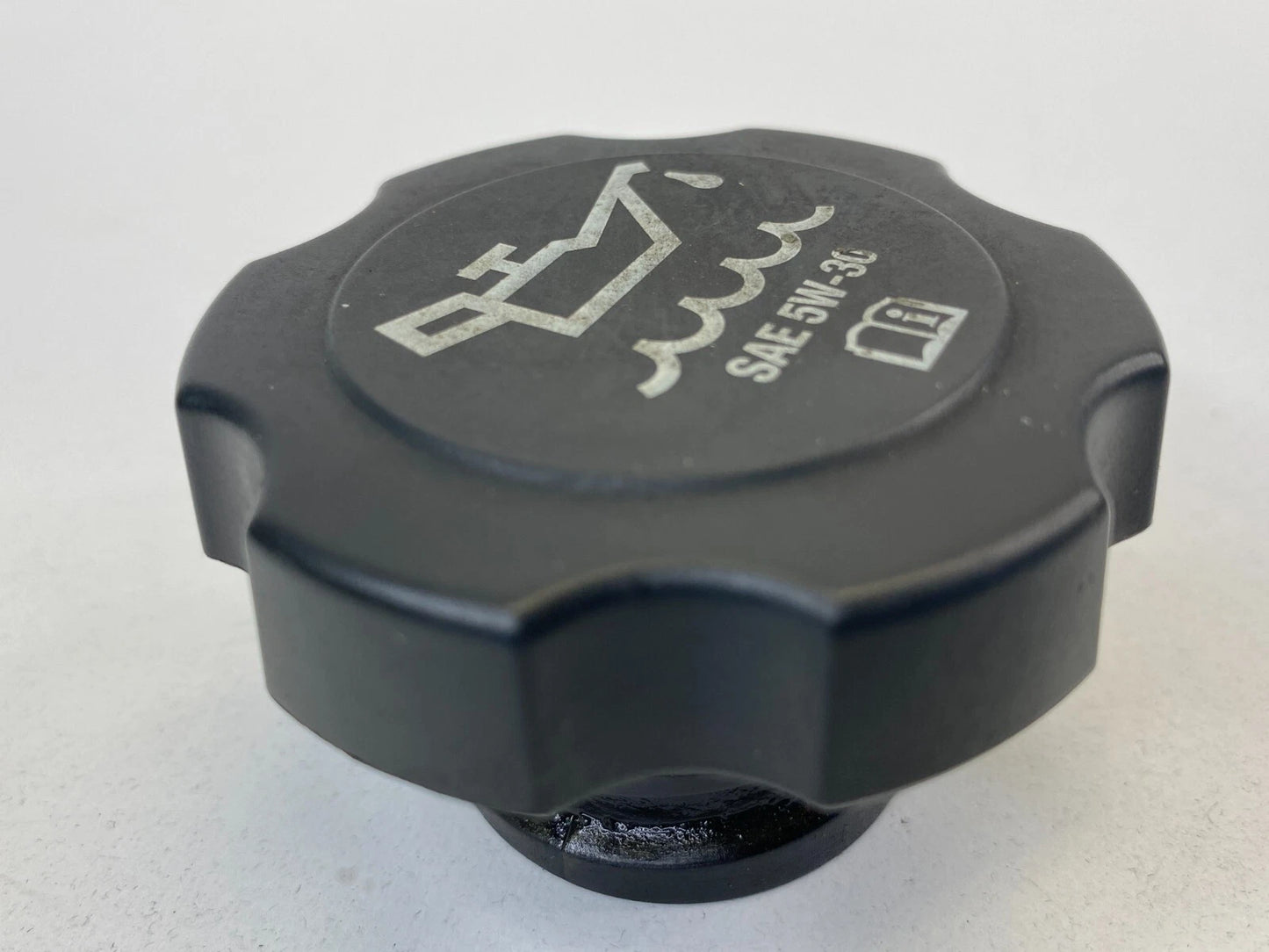 2002-2009 GMC ENVOY CHEVROLET TRAILBLAZER ENGINE OIL FILLER CAP COVER OEM