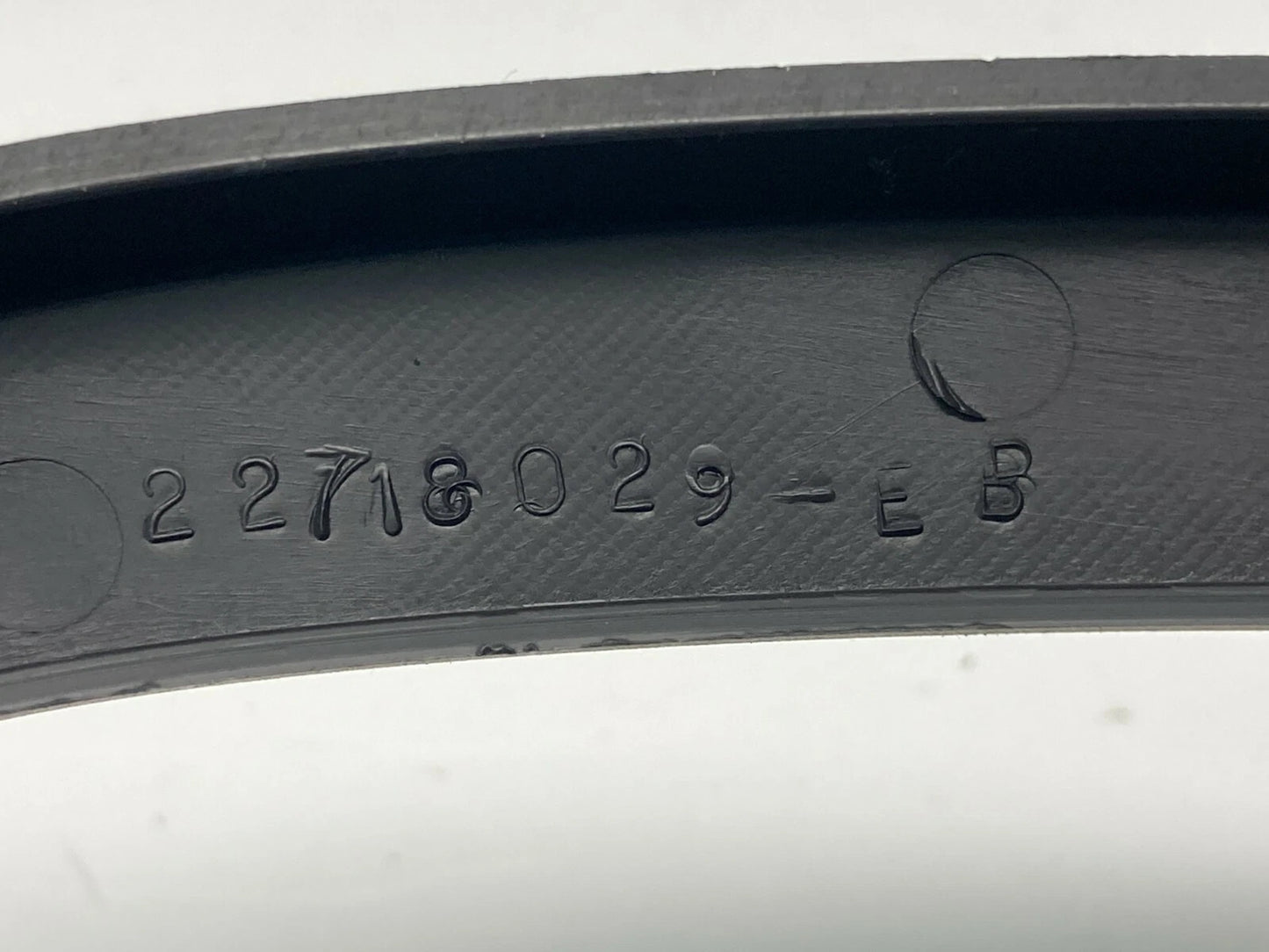 05 06 CHEVROLET EQUINOX INSTRUMENT CLUSTER SPEEDOMETER BEZEL COVER 22718029EB