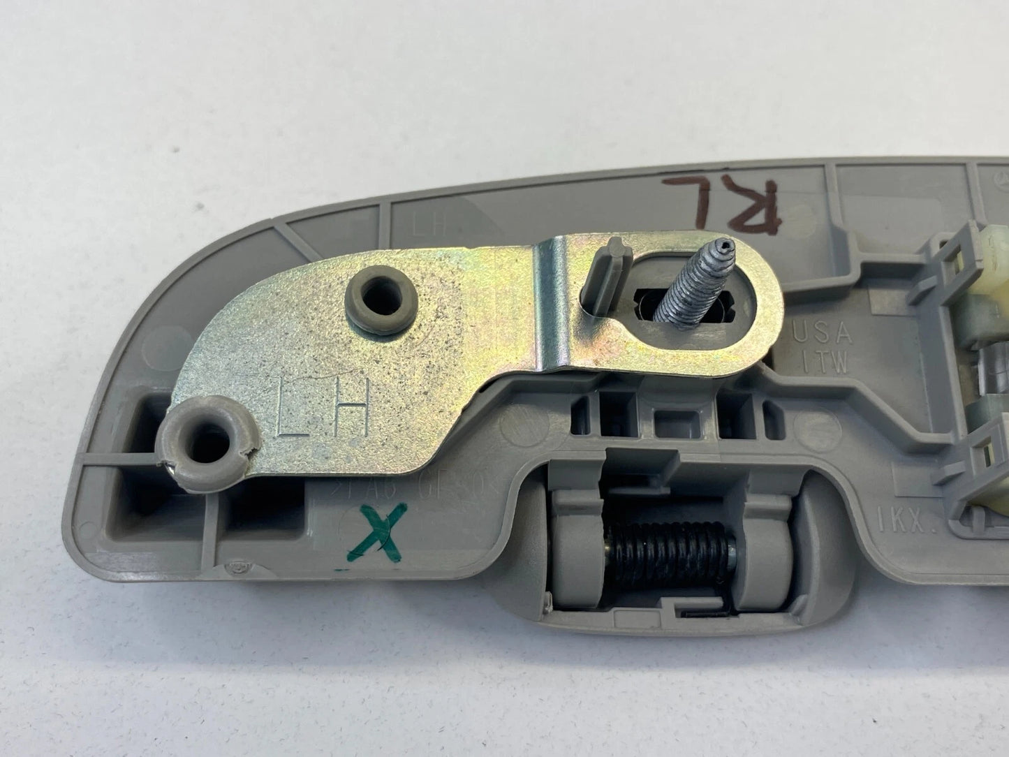 06-12 MERCEDES-BENZ R350 REAR LEFT ROOF GRAB HANDLE ASSIST W LIGHT A1648100554