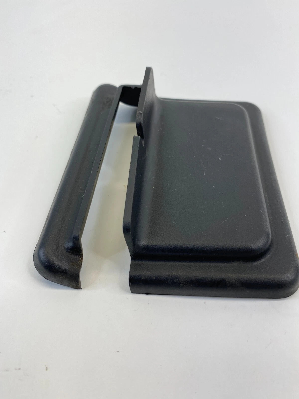 1999-2004 FORD MUSTANG FRONT LEFT SEAT TRACK BOLT COVER TRIM XR33-63618C84-AB