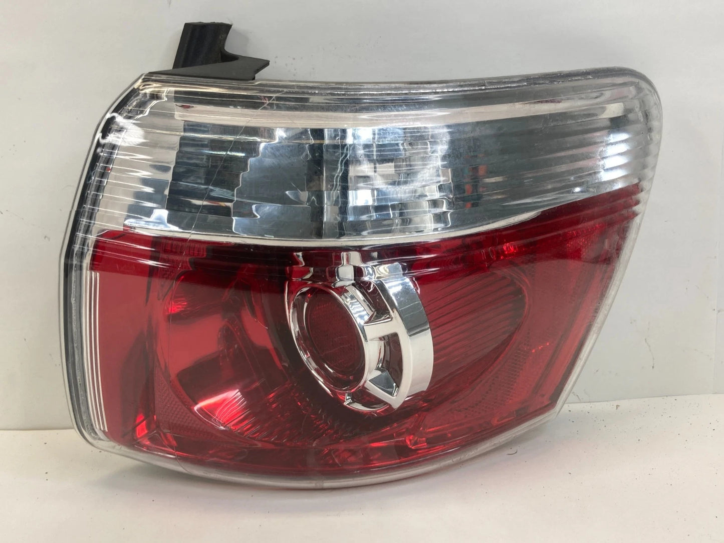 2007-2012 GMC ACADIA REAR RIGHT SIDE TAIL LIGHT OUTER TAILLIGHT LAMP OEM