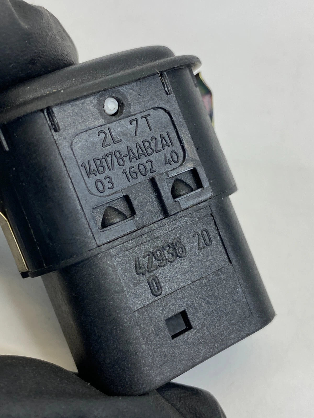 2002-2006 LINCOLN NAVIGATOR FRONT RIGHT SEAT LUMBAR CONTROL SWITCH 2L7T14B178AAB