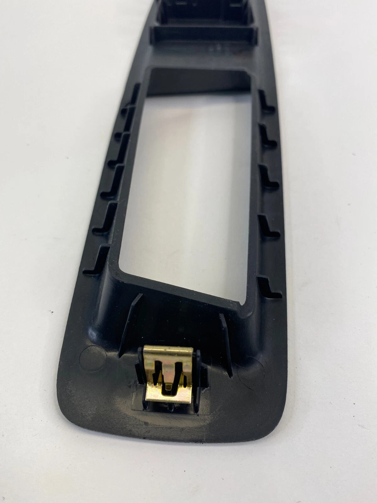 09-12 CHEVY TRAVERSE FRONT RIGHT DOOR WINDOW SWITCH BEZEL COVER TRIM 25868362
