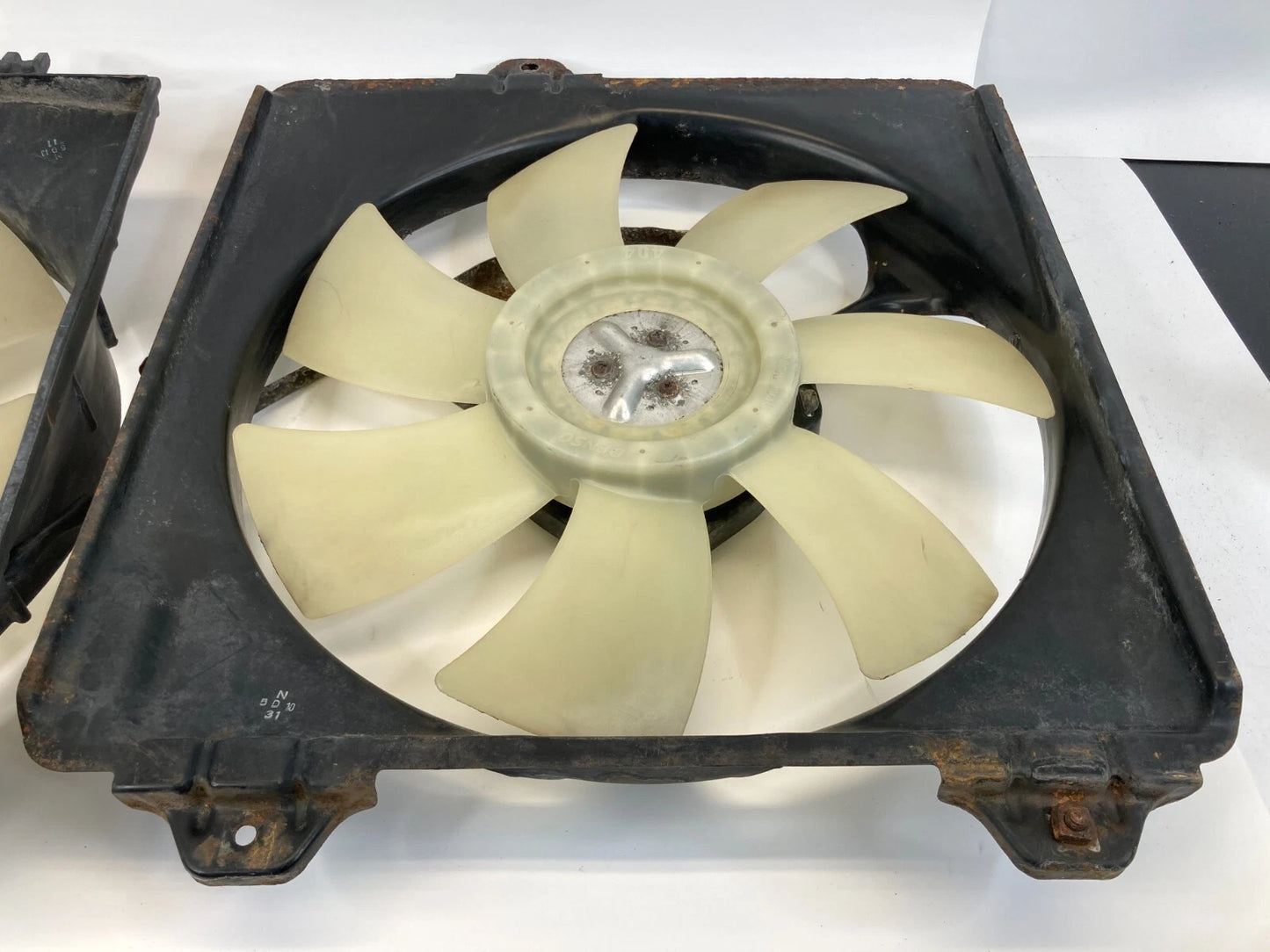 01 02 03 04 05 TOYOTA RAV4 2.0L L4 RADIATOR COOLING FAN MOTOR W/ SHROUD OEM