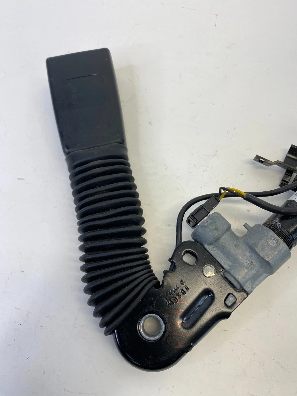 07-12 MINI COOPER FRONT RH PASSENGER SEAT BELT BUCKLE TENSIONER 610183700F OEM