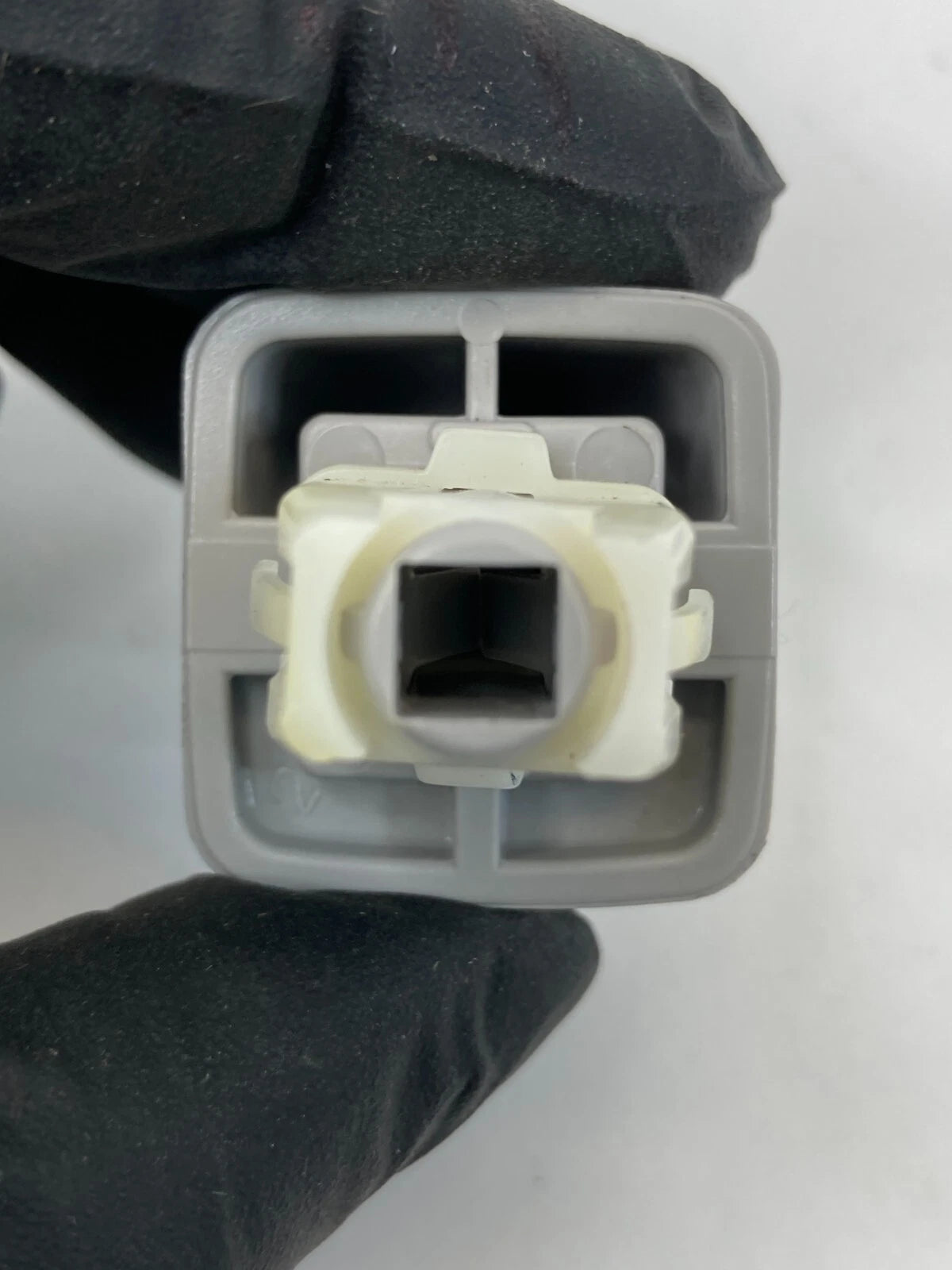 2004-2009 TOYOTA PRIUS FRONT RIGHT SUN VISOR RETAINER SUNVISOR HOLDER CLIP OEM