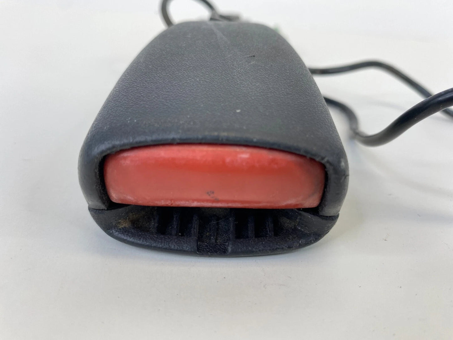 2000-2004 VOLVO S40 FRONT LEFT DRIVER SIDE SEAT BELT BUCKLE RECIVER ASSY OEM