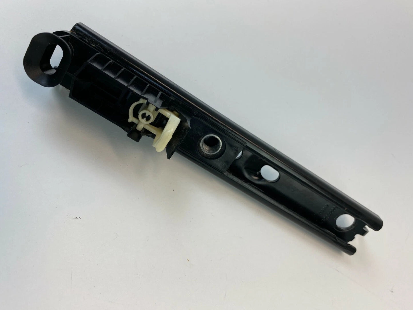 2000 2001 2002 FORD FOCUS FRONT SEAT BELT ADJUSTER HEIGHT MOUNT 5205137-00B OEM