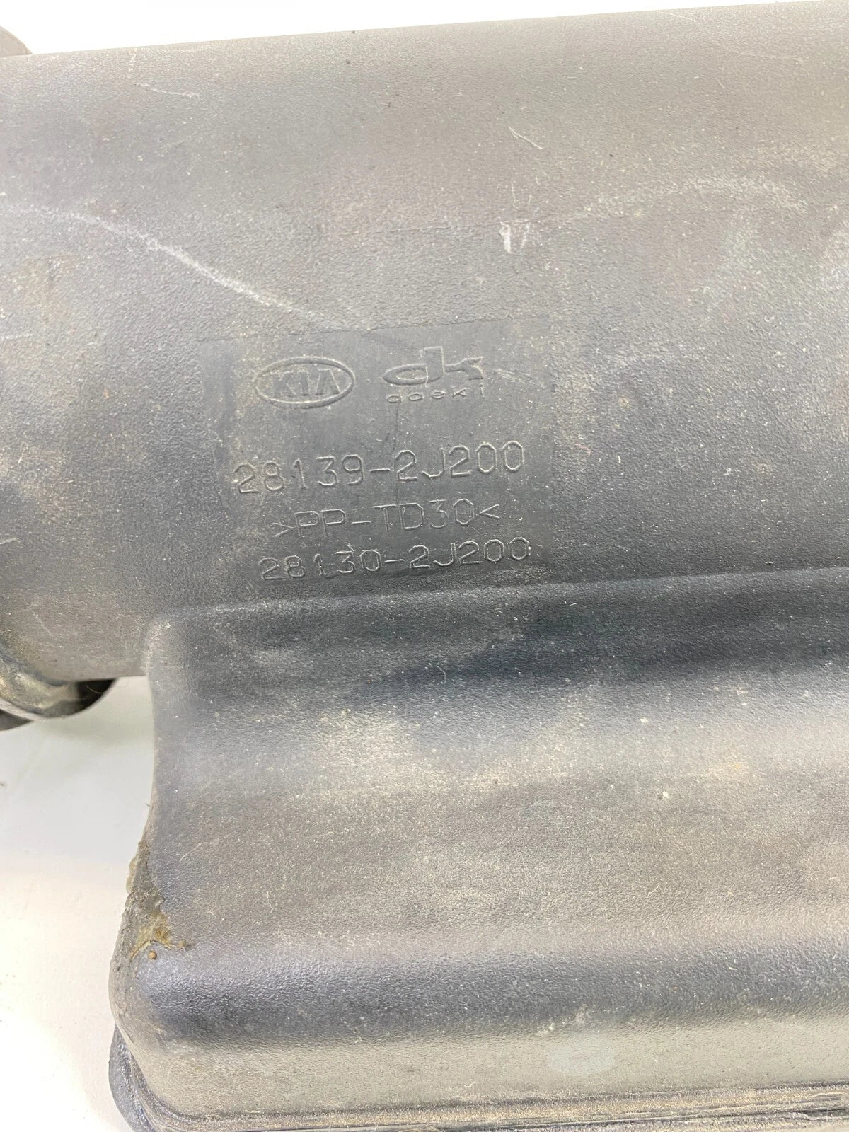 2009-2011 KIA BORREGO 3.8L V6 ENGINE AIR INTAKE HOSE DUCT TUBE OEM 28139-2J200