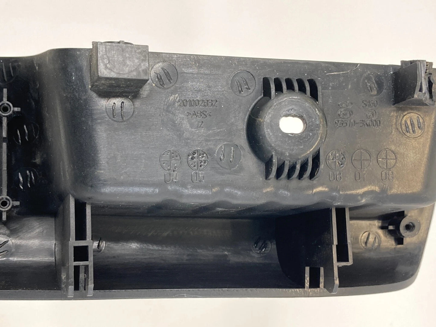 06-08 HYUNDAI SONATA FRONT LEFT DOOR WINDOW SWITCH TRIM BEZEL COVER 93570-3K000