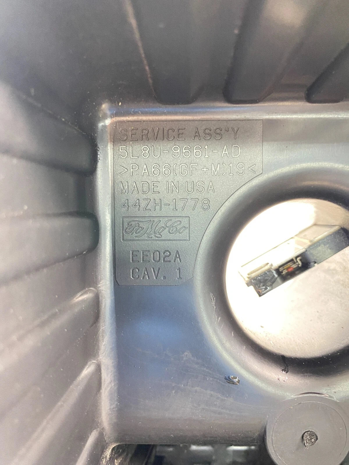 05-07 FORD ESCAPE 2.3L AUTO UPPER AIR CLEANER BOX W MASS AIR SENSOR 5L8U9661AD