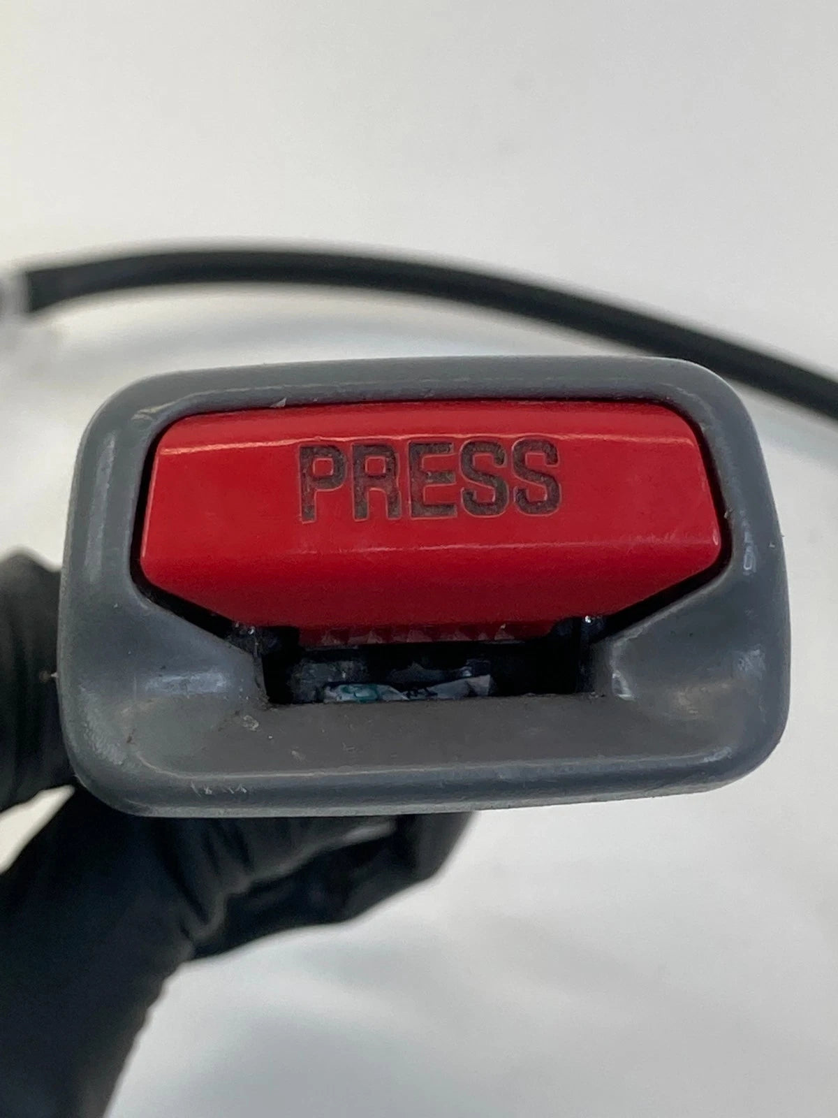 05-10 TOYOTA AVALON FRONT LEFT DRIVER SIDE SEAT BELT BUCKLE 73240-AC070-B1 OEM