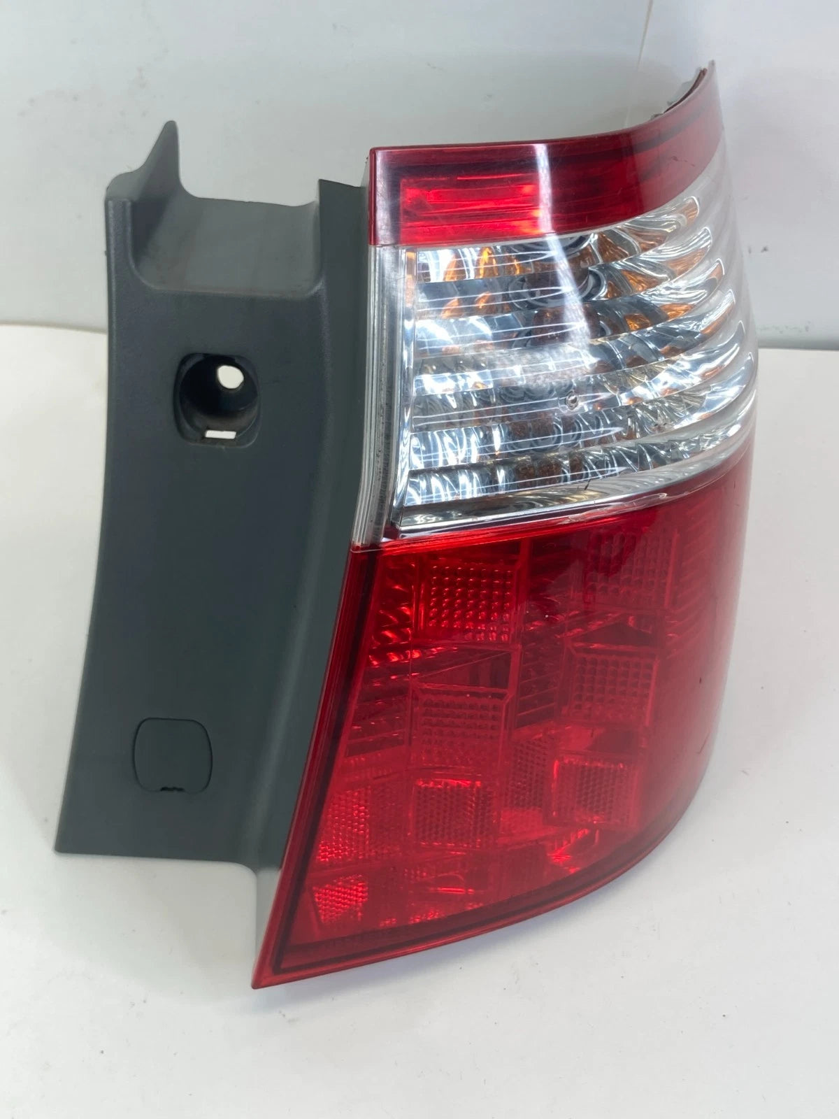 2005-2007 HONDA ODYSSEY RIGHT PASSENGER TAIL LIGHT OUTER TAIL LAMP TAILLIGHT OEM