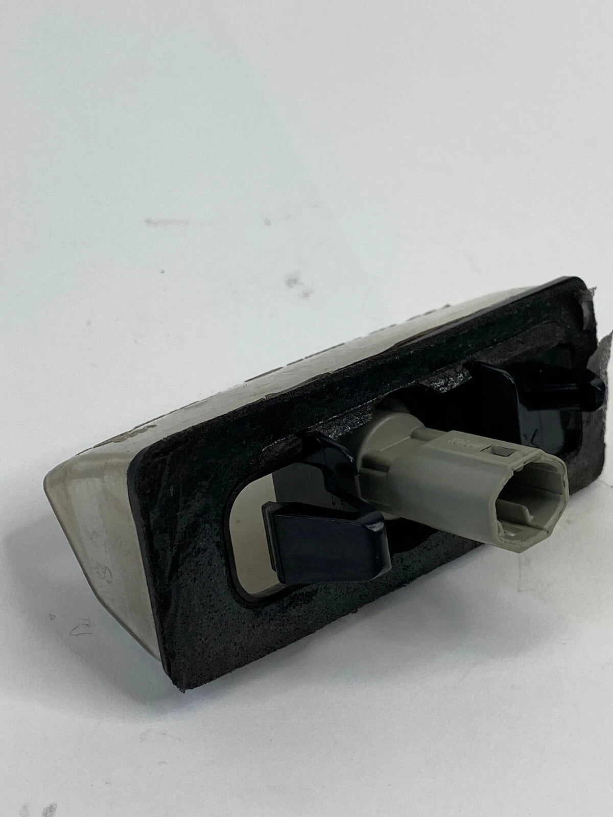 2009 2010 2011 2012 2013 TOYOTA MATRIX REAR LICENSE PLATE LIGHT LAMP E130551 OEM