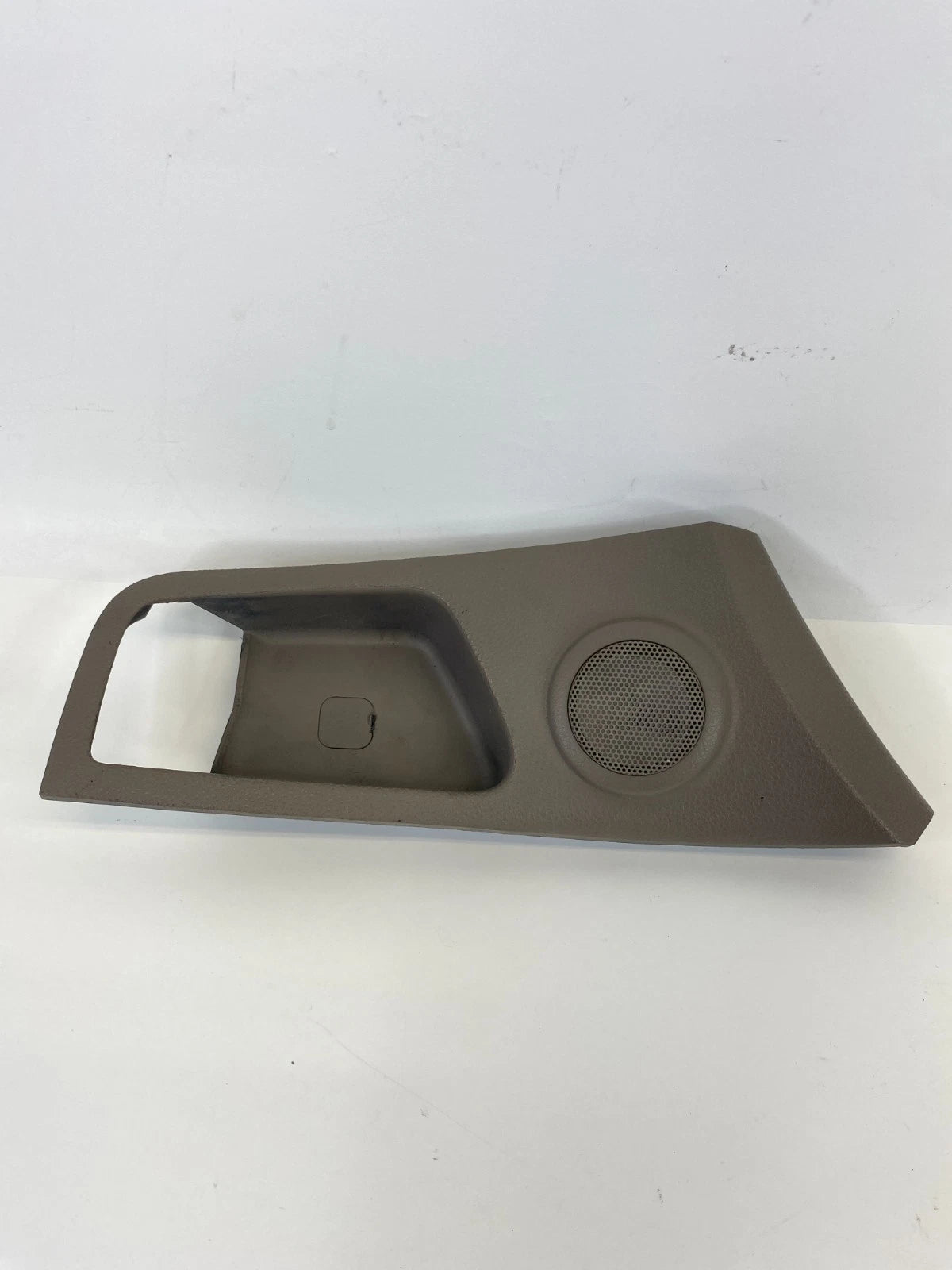 2005-2010 KIA SPORTAGE FRONT RIGHT INSIDE DOOR HANDLE TRIM BEZEL 82621-1F010