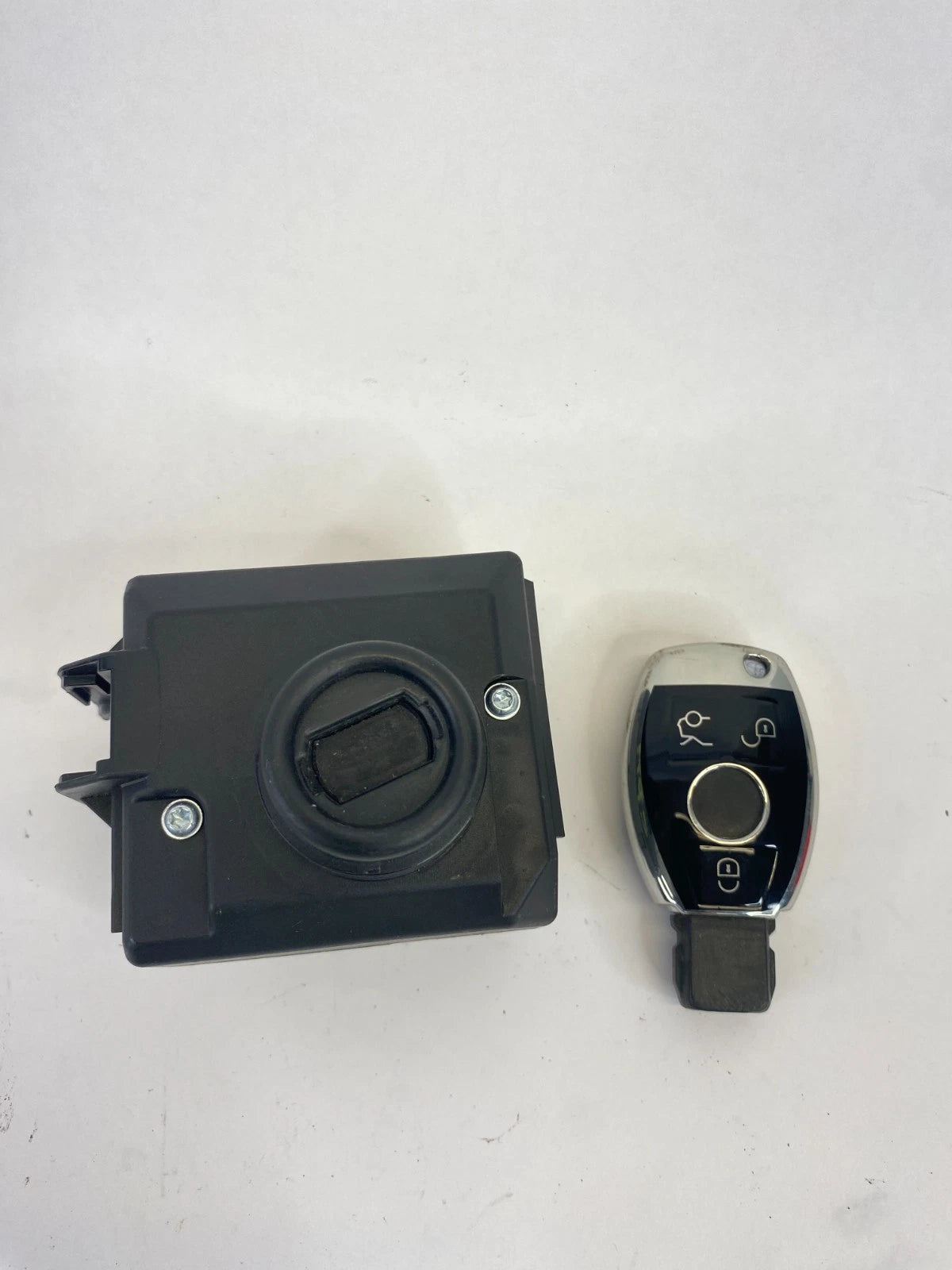 2010-2015 MERCEDES-BENZ GLK350 IGNITION SWITCH CONTROL MODULE W/ KEY A2079052900