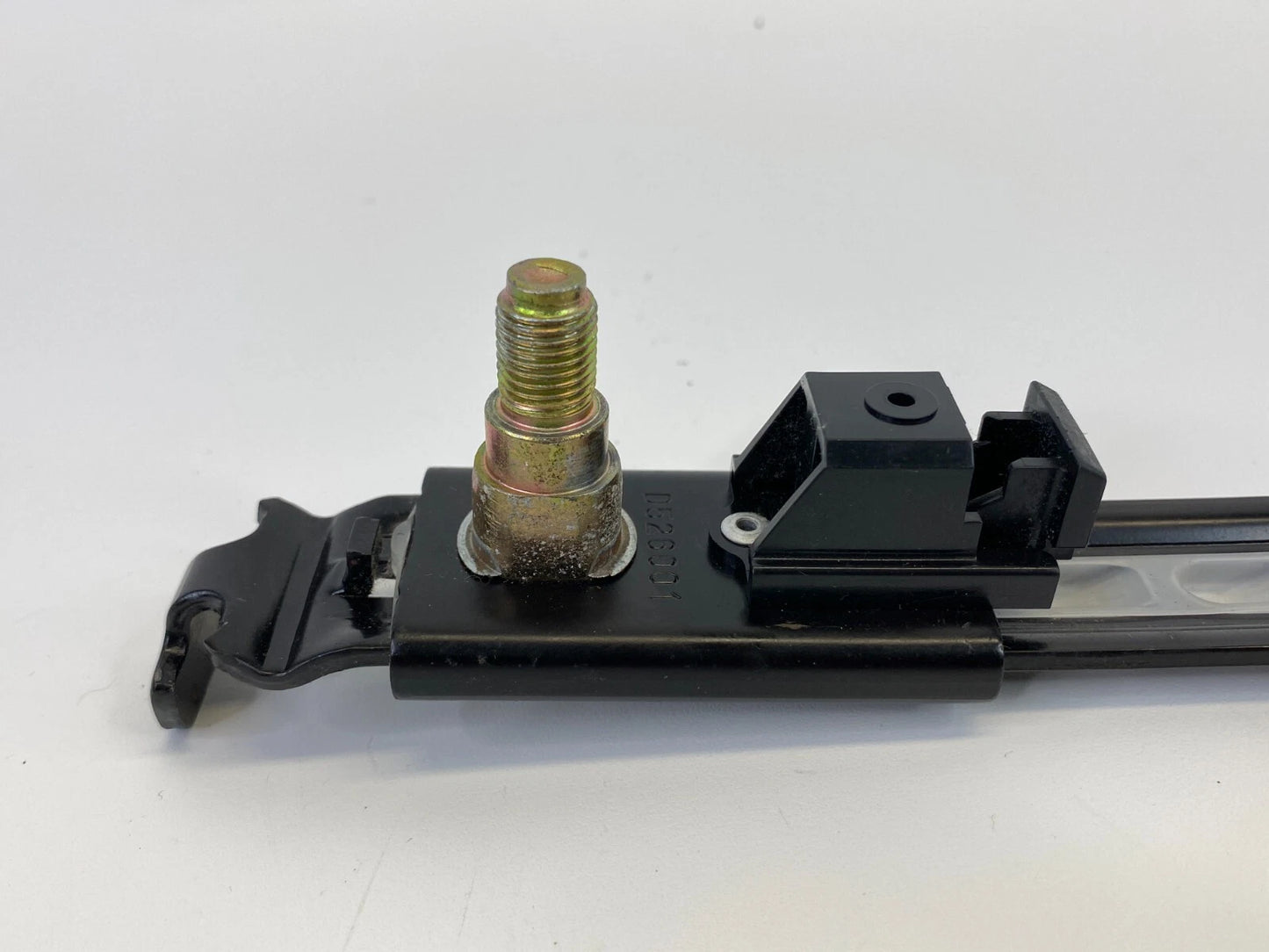 02 03 LEXUS ES300 04-06 ES330 LEFT SIDE SEAT BELT HEIGHT ADJUSTER D526001 OEM