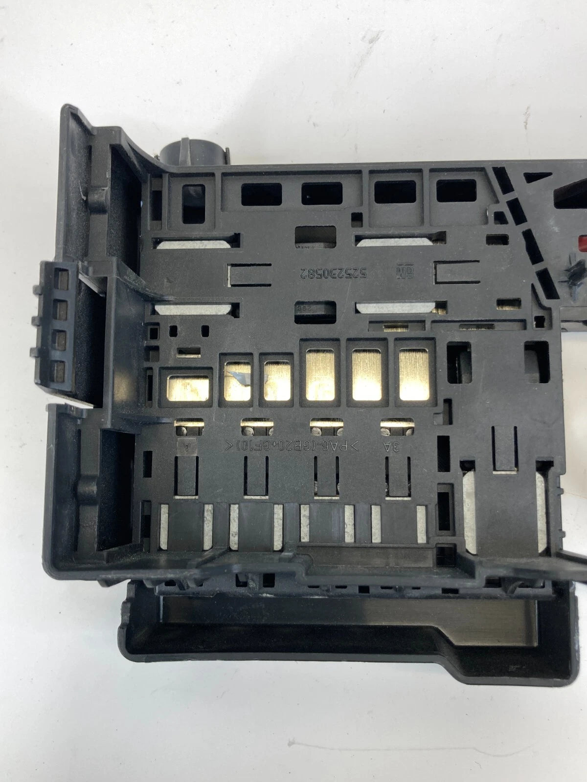 2011-2017 BUICK REGAL BATTERY FUSE BLOCK POSITIVE COMPARTMENT BLACK OEM 22902909