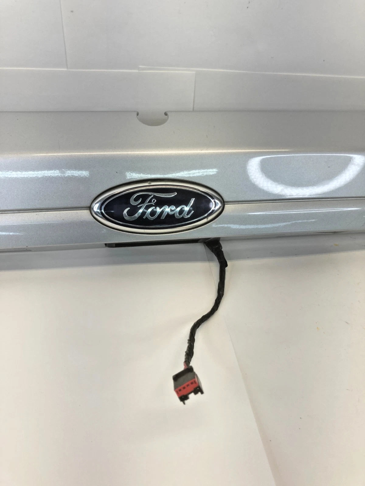 2014-2019 FORD FIESTA HATCHBACK REAR LIFTGATE LATCH HANDLE MOLDING W/ EMBLEM OEM