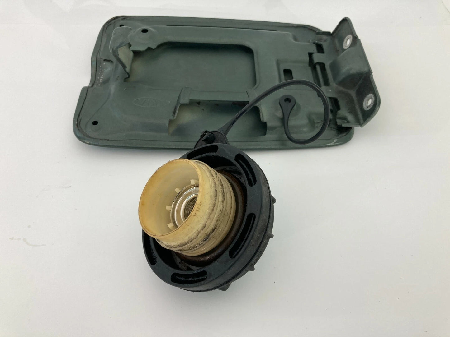 03 04 05 06 07 08 09 KIA SORENTO FUEL FILLER TANK DOOR GAS LID COVER ASSEMBLY