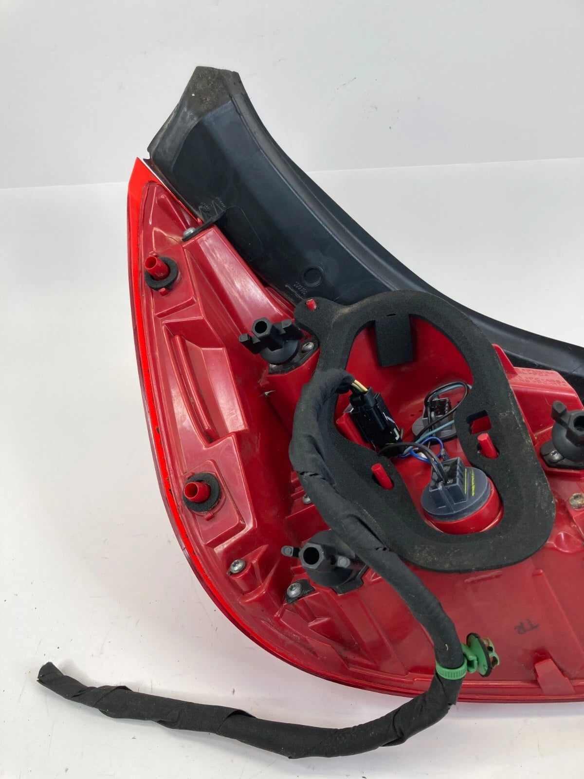 2013-2015 CHEVROLET MALIBU REAR RIGHT TAIL LIGHT LAMP OUTER TAILLIGHT LAMP OEM