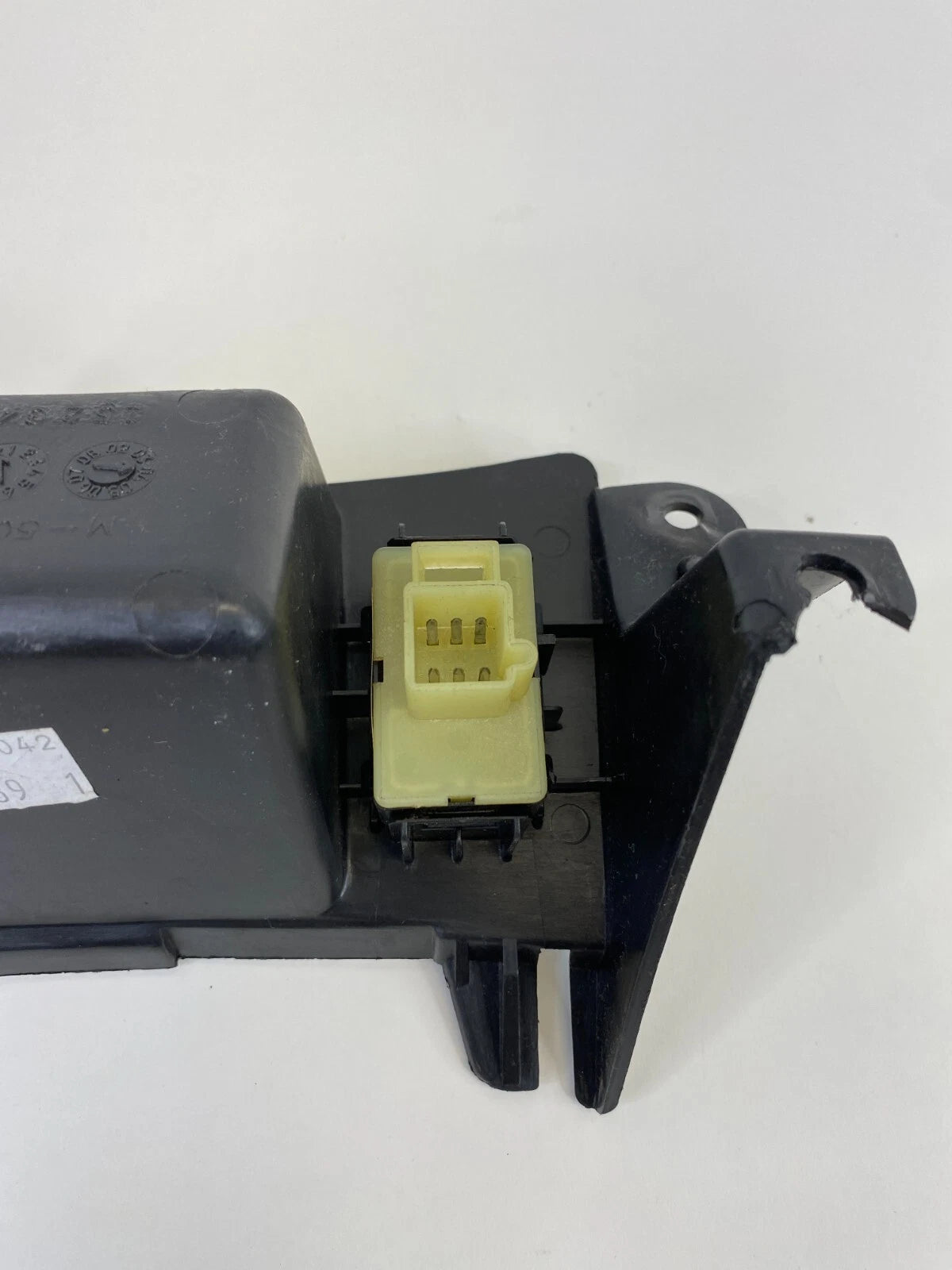 2003-2005 SATURN VUE CENTER DASH TRAY W/ HEATED SEAT SWITCH CONTROL 15234596 OEM